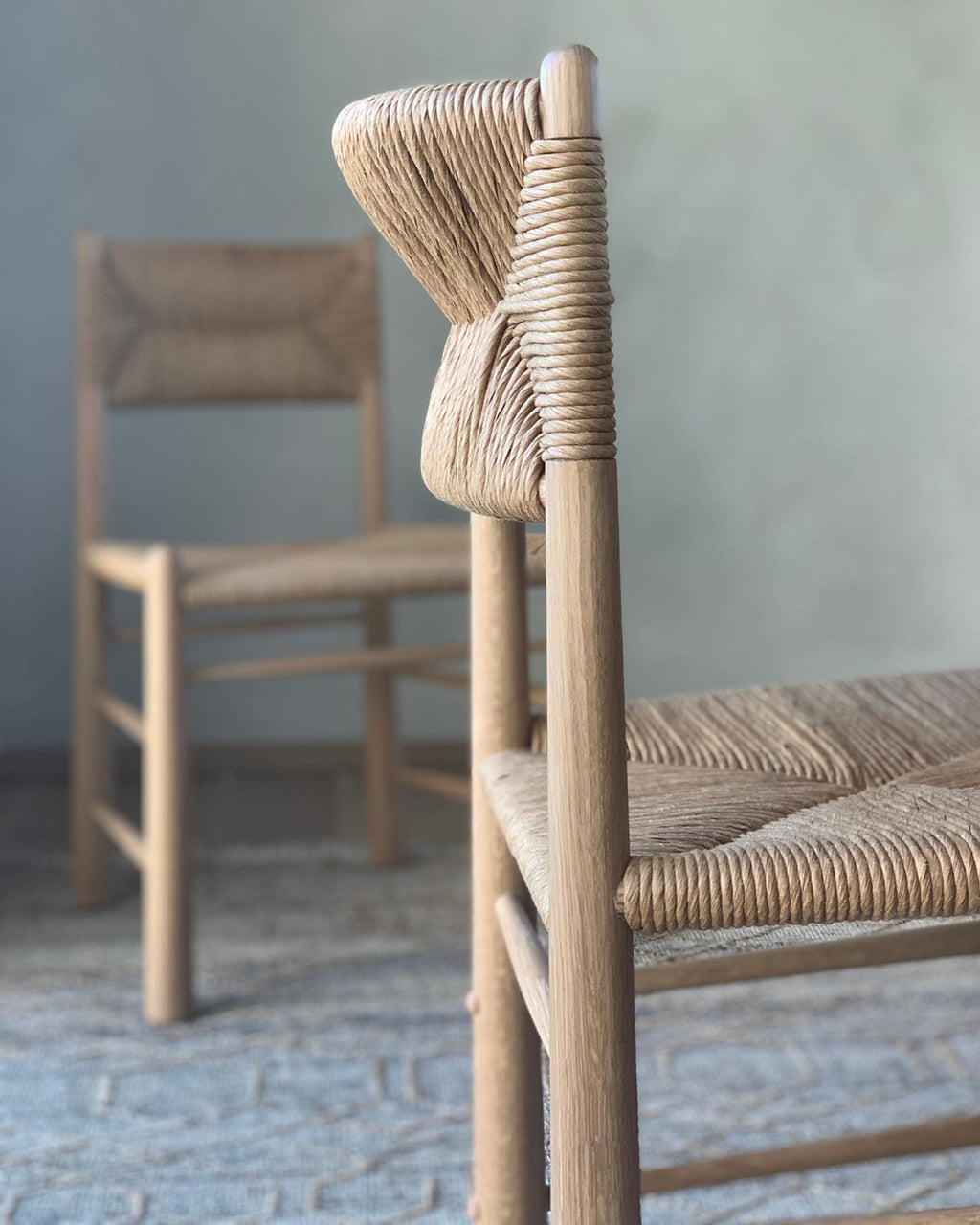 https://a.1stdibscdn.com/ewa-dining-chair-white-oak-and-natural-fibre-rush-for-sale-picture-4/f_26683/f_275985821646255619438/Ewa_in_situ_cropped_master.jpg