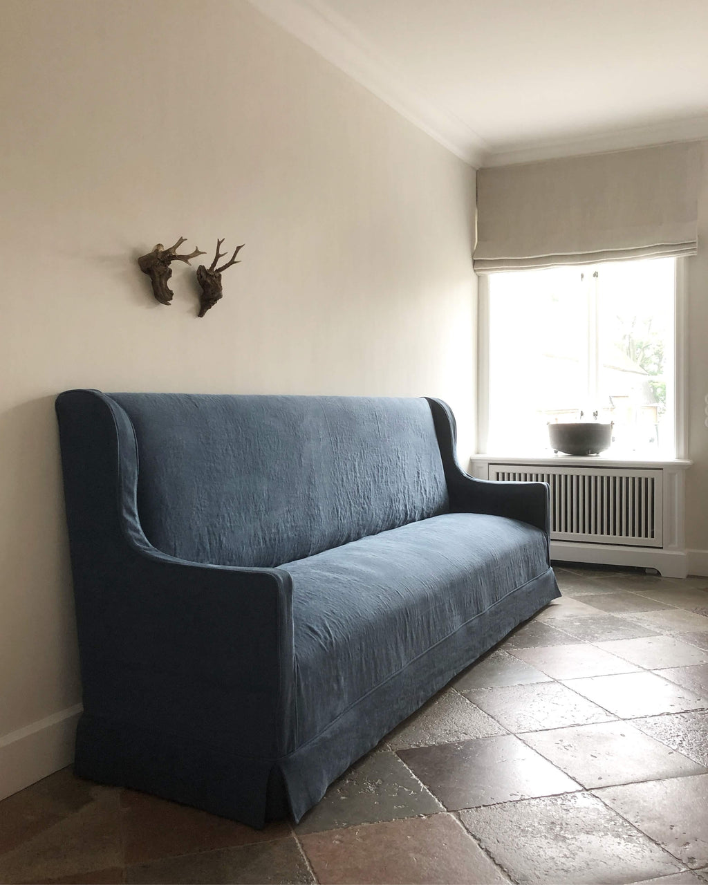 https://a.1stdibscdn.com/the-cavendish-bespoke-handmade-belgian-linen-sofa-for-sale-picture-4/f_25473/f_226975521614287407357/F5DD093E_D727_48F5_800F_743738DCF6D0_Original_master.jpg
