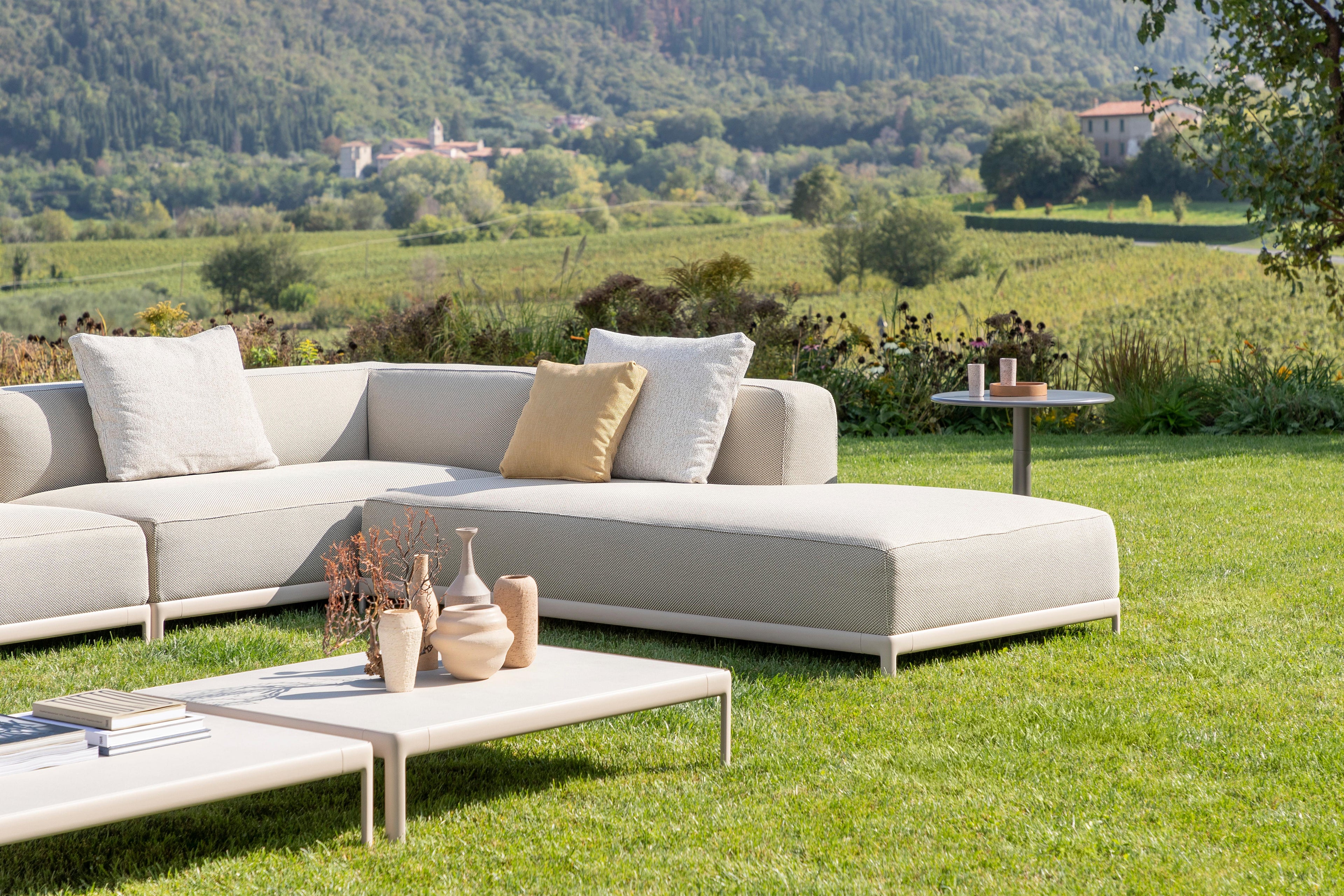 https://a.1stdibscdn.com/alias-p38-p54-aluzen-angular-sofa-with-box-in-brown-anodized-gold-frame-for-sale-picture-7/22569652/f_305228321663826197280/_F5I1135_master.jpg