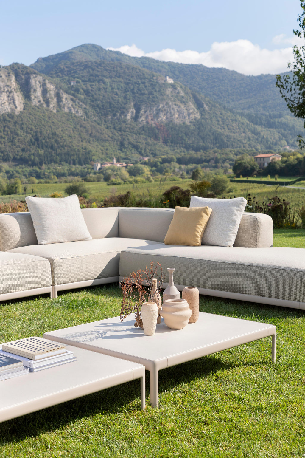 https://a.1stdibscdn.com/alias-p38-p54-aluzen-angular-sofa-with-box-in-brown-anodized-gold-frame-for-sale-picture-8/22569652/f_305228321663826194726/_F5I1162_master.jpg