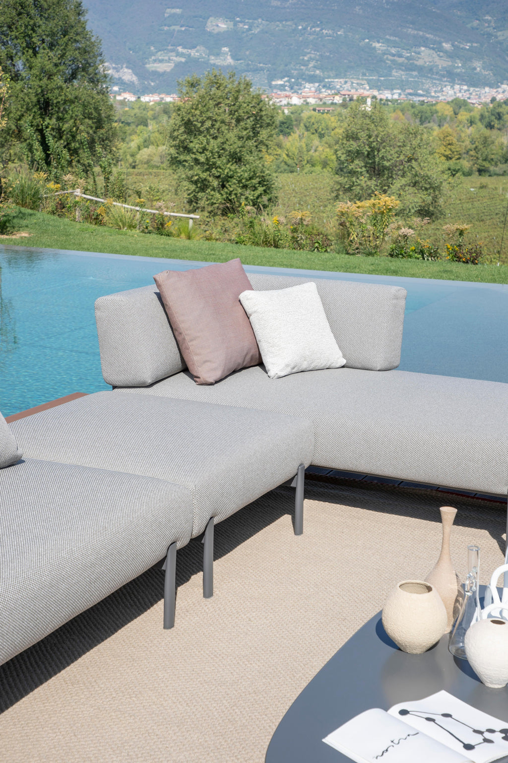 https://a.1stdibscdn.com/alias-t05t04t06t10-ten-outdoor-sofa-set-and-table-in-white-w-lacquered-frame-for-sale-picture-6/22569652/f_310341021666874135422/_F5I1784_4__master.jpg