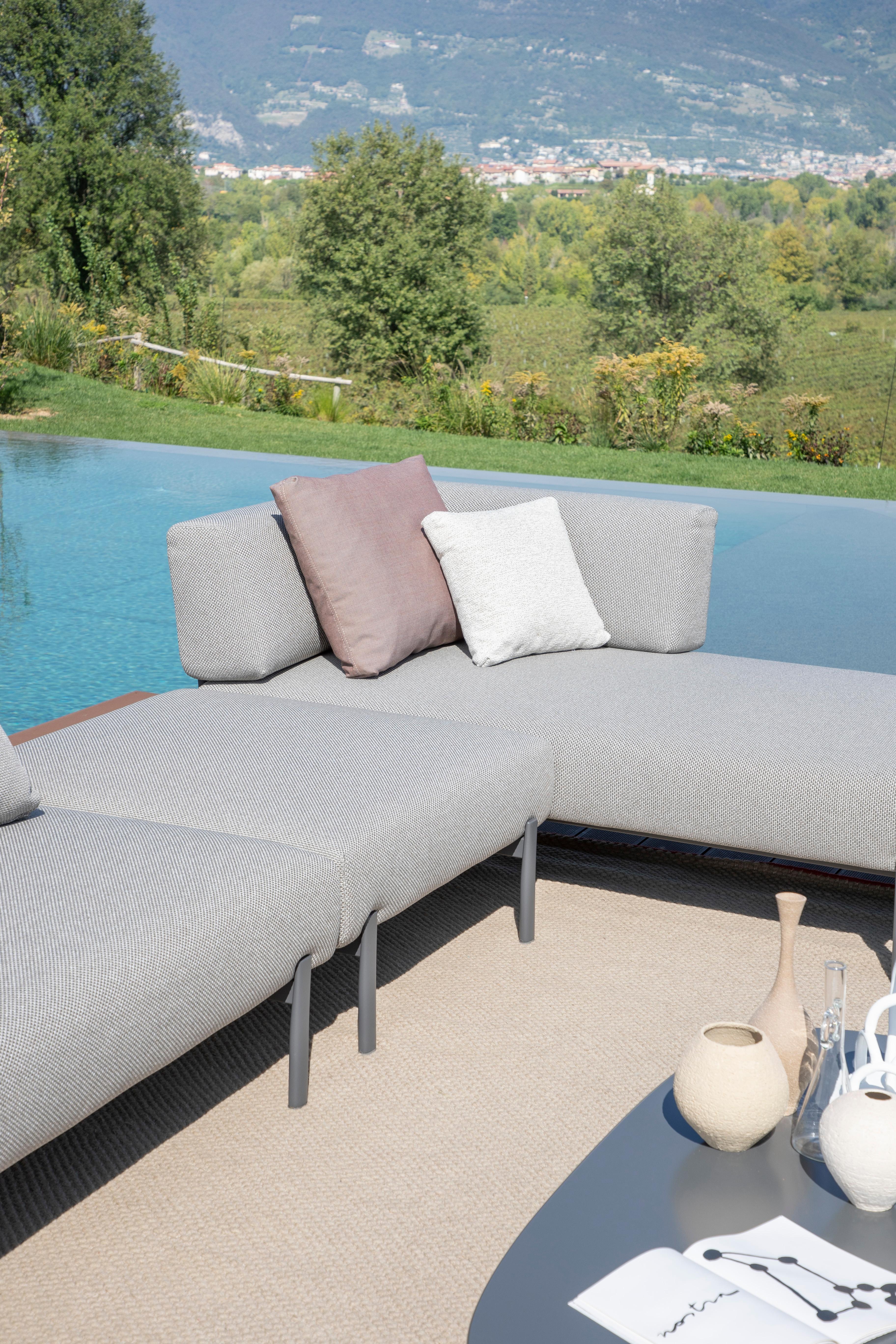 https://a.1stdibscdn.com/alias-t05t04t06t10-ten-outdoor-sofa-set-and-table-in-white-w-lacquered-frame-for-sale-picture-6/22569652/f_310341021666874135422/_F5I1784_4__master.jpg
