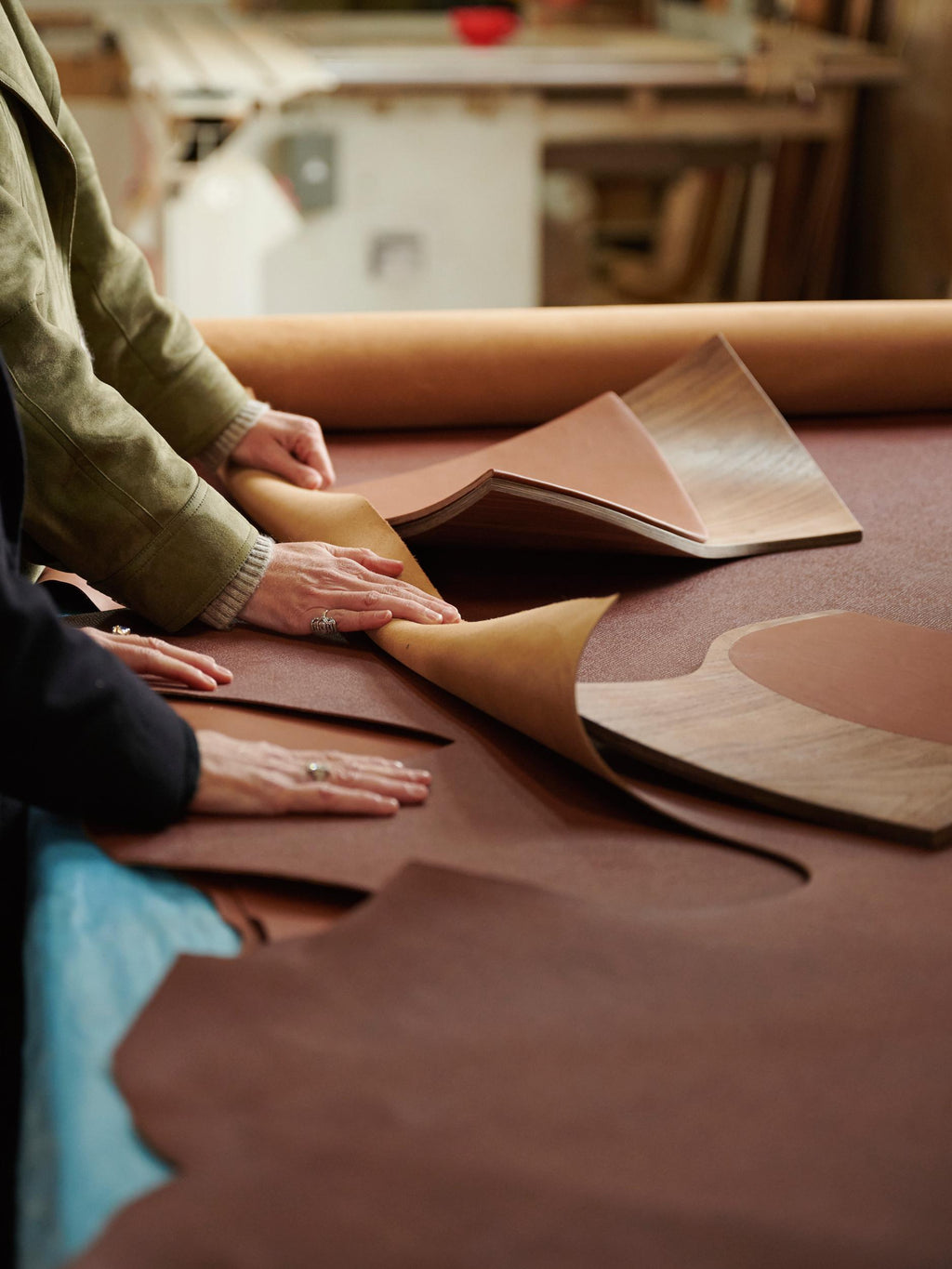https://a.1stdibscdn.com/pierre-renart-ruban-chair-american-walnut-and-longchamp-leather-for-sale-picture-6/f_107622/f_489545721771926546454/FAMILY_PIERRE_RENART_PHOTOS_31_master.jpg