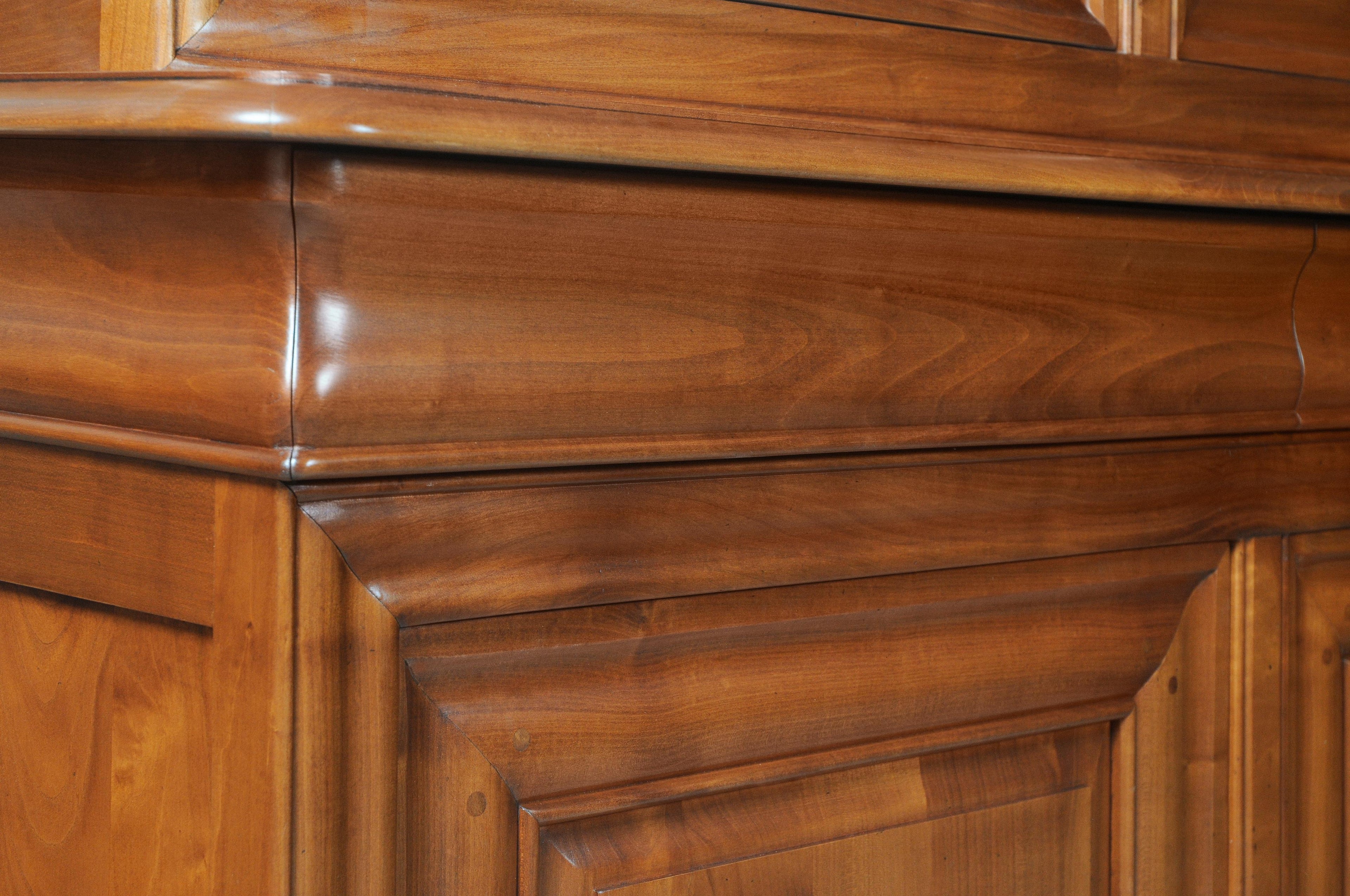 https://a.1stdibscdn.com/louis-philippe-style-bookcase-in-solid-cherrywood-100-made-in-france-for-sale-picture-4/f_57342/1623417992221/FLA_1302MD_Biblioth_que_2_corps_3_portes_merisier_D_d_tail_doucine_3000x3000_master.jpg