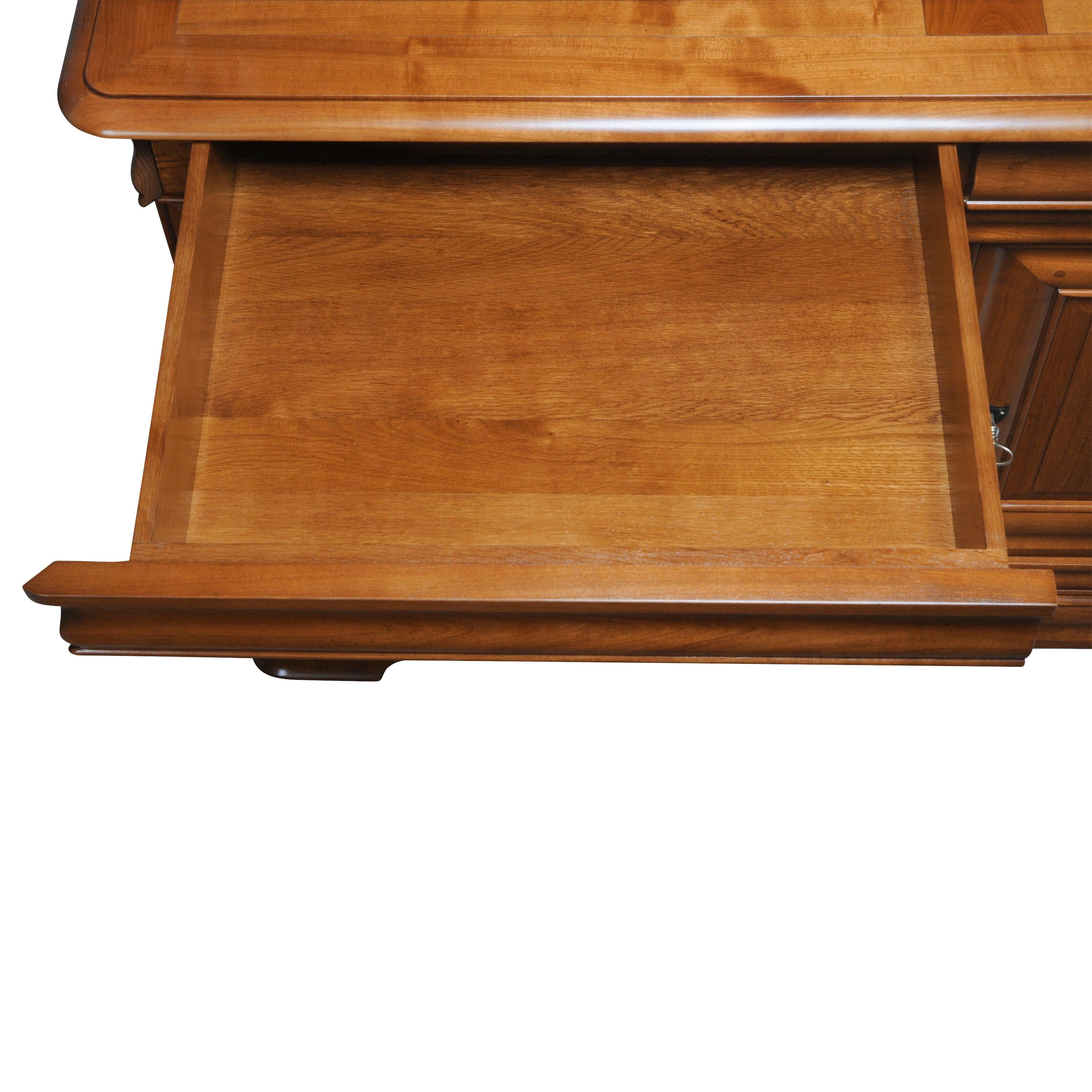 https://a.1stdibscdn.com/louis-philippe-style-bookcase-in-solid-cherrywood-100-made-in-france-for-sale-picture-7/f_57342/1623417980650/FLA_1302MD_Biblioth_que_2_corps_3_portes_merisier_D_d_tail_tiroir_3000x3000_master.jpg