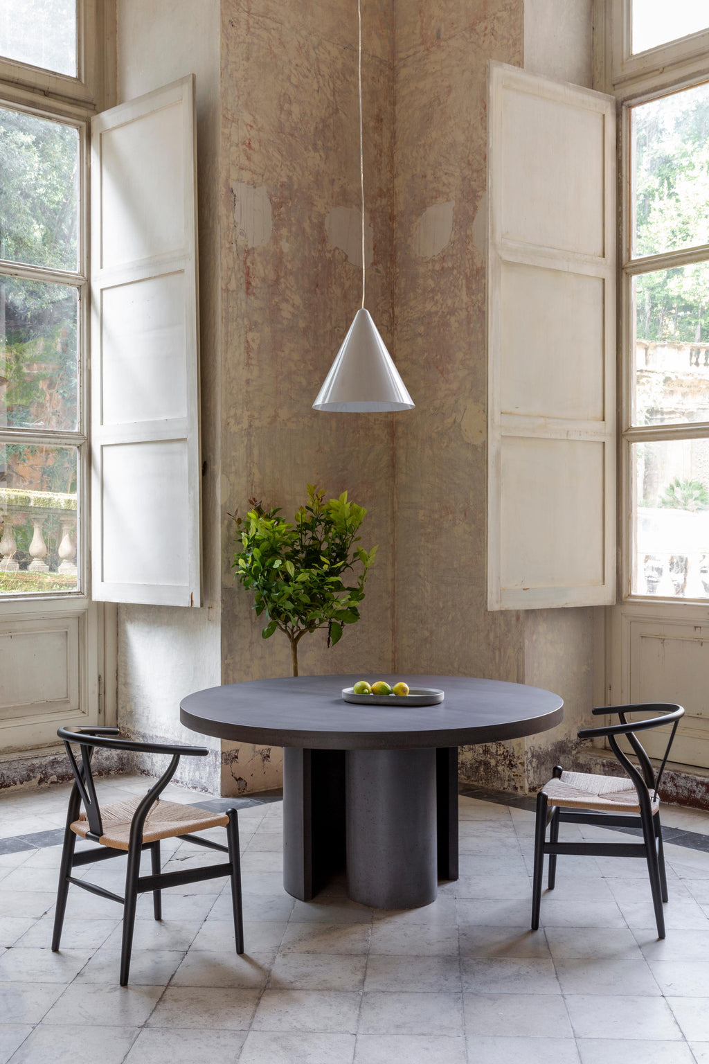 https://a.1stdibscdn.com/concrete-circular-dining-table-atlante-ultra-high-perfomance-cement-mortar-for-sale-picture-5/f_38941/f_438743321741011478309/FORMACEMENTO_ph_SEV_01_master.jpg