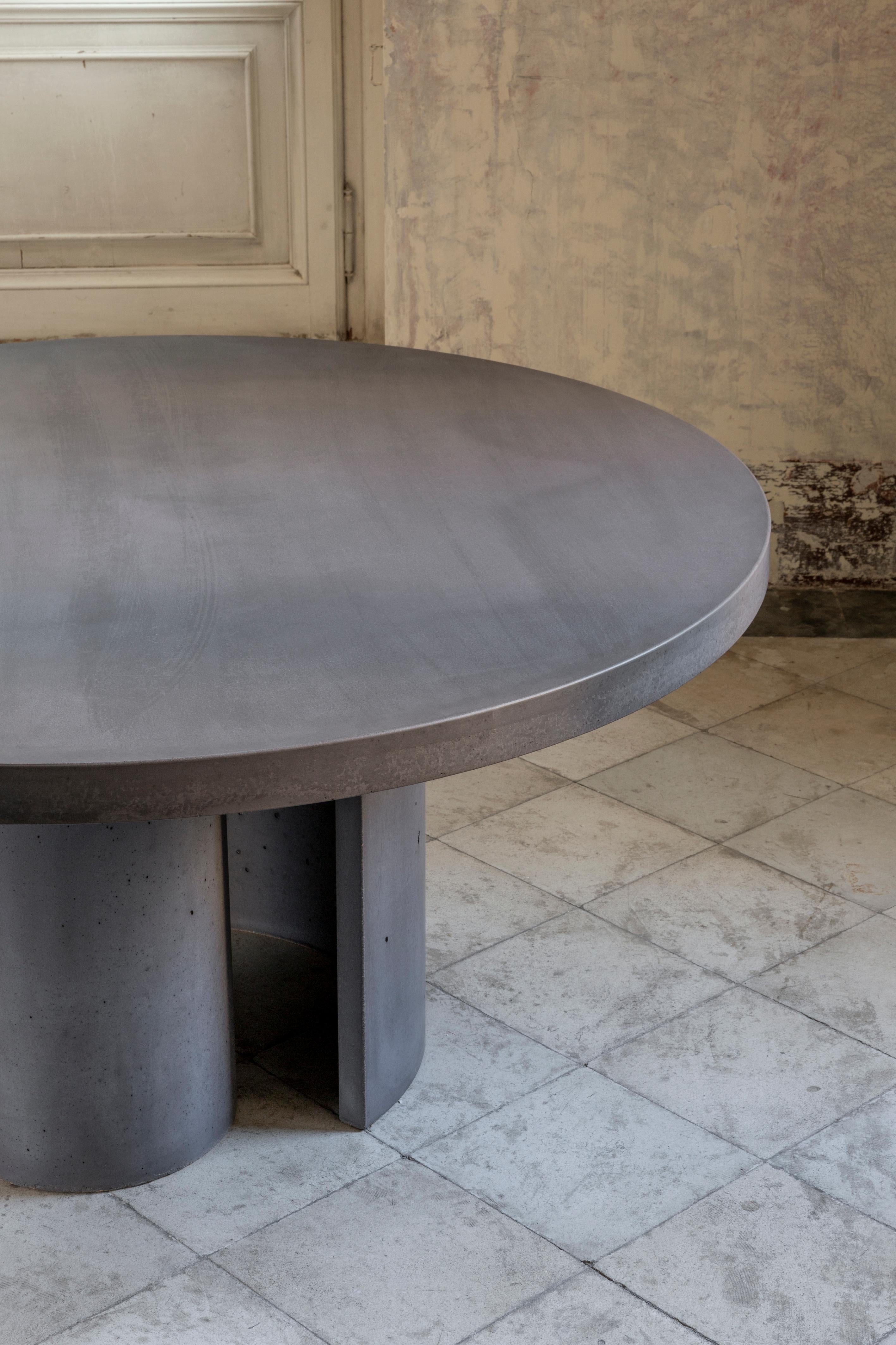https://a.1stdibscdn.com/concrete-circular-dining-table-atlante-ultra-high-perfomance-cement-mortar-for-sale-picture-2/f_38941/f_438743321741011474916/FORMACEMENTO_ph_SEV_03_master.jpg