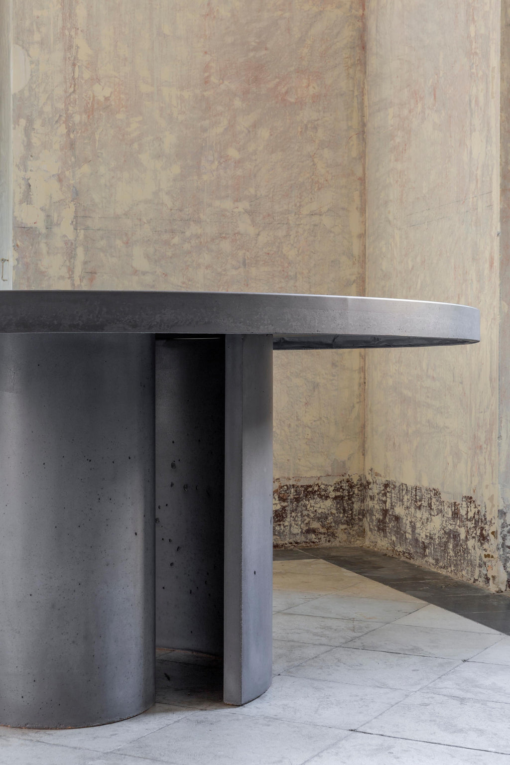 https://a.1stdibscdn.com/concrete-circular-dining-table-atlante-ultra-high-perfomance-cement-mortar-for-sale-picture-3/f_38941/f_438743321741011476033/FORMACEMENTO_ph_SEV_04_master.jpg