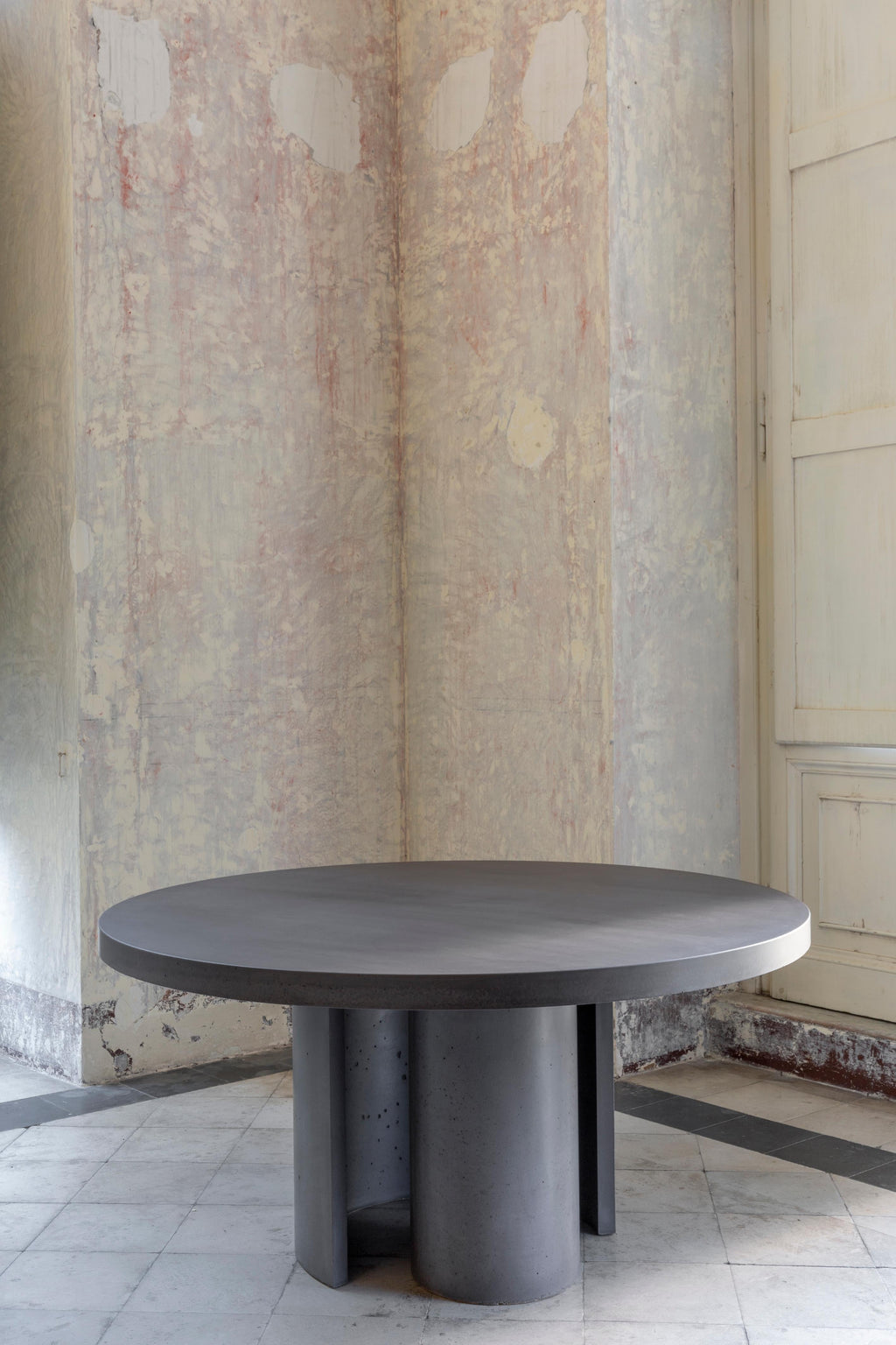 https://a.1stdibscdn.com/concrete-circular-dining-table-atlante-ultra-high-perfomance-cement-mortar-for-sale-picture-4/f_38941/f_438743321741011477337/FORMACEMENTO_ph_SEV_08_master.jpg