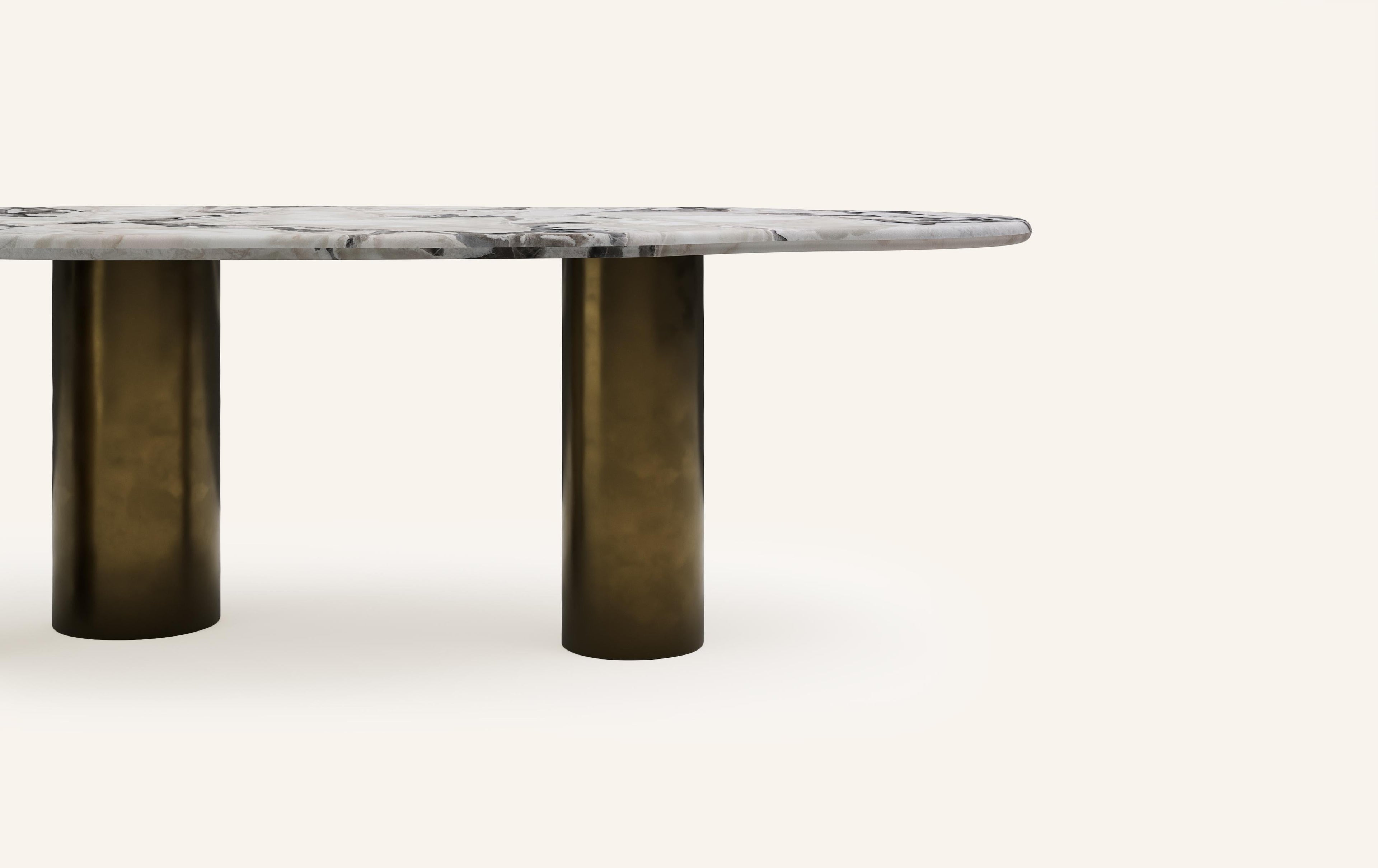 https://a.1stdibscdn.com/formla-lago-freeform-dining-table-118l-x-48w-x-30h-oyster-marble-bronze-for-sale-picture-4/f_98022/f_396510121715298068625/FORM_LAGO_FREEFORM_DINING_TABLE_108_OYSTER_WHITE_3_master.jpg