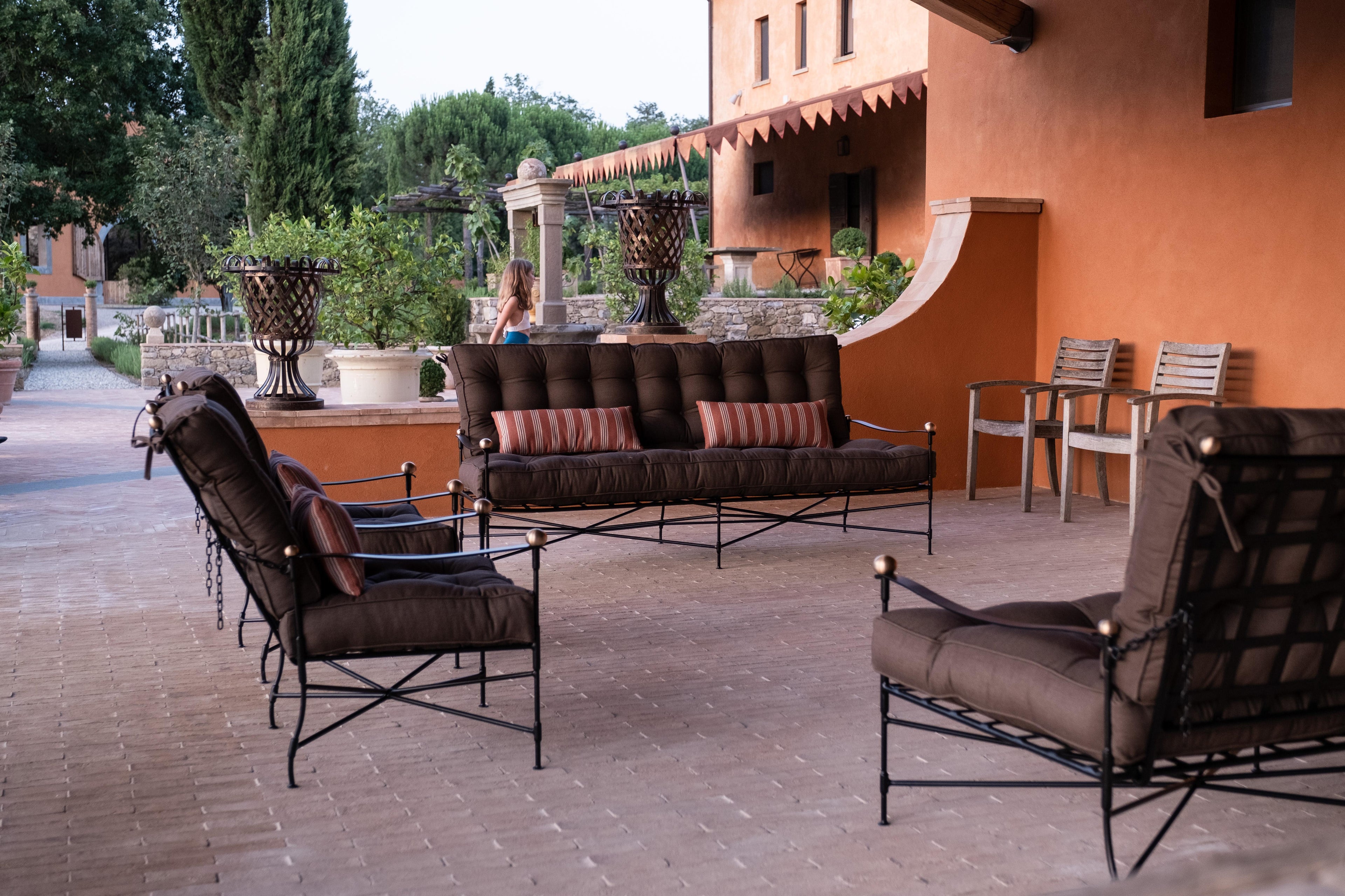 https://a.1stdibscdn.com/classic-garden-sofa-for-sale-picture-3/f_51171/f_170460611574866194113/FRAN3497_master.jpg
