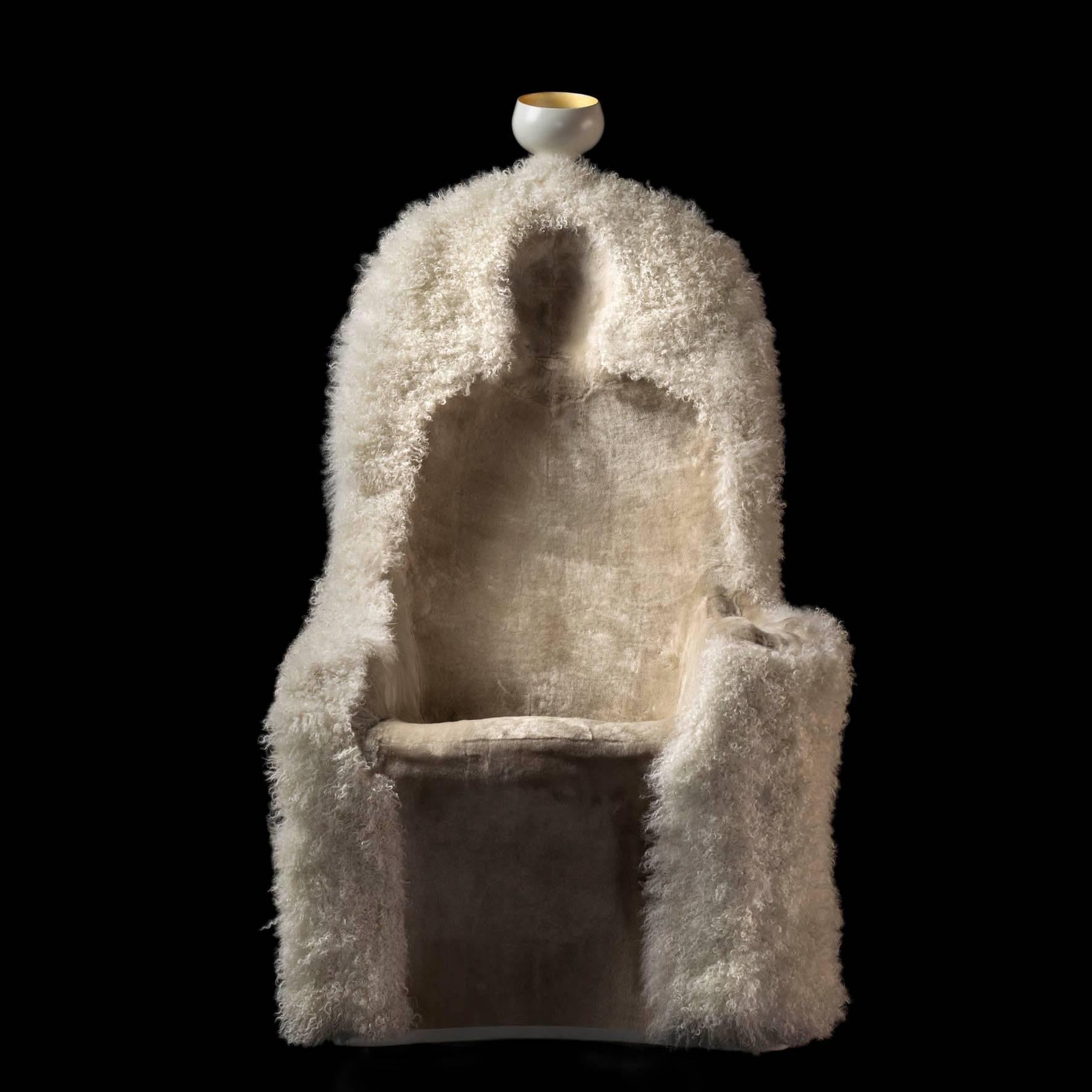 https://a.1stdibscdn.com/limited-edition-salvador-dali-armchair-invisible-personage-for-sale-picture-8/f_14272/f_391795821712562061883/FRONTAL_NEGRO_SIN_PERSONAJE_OK_master.jpg