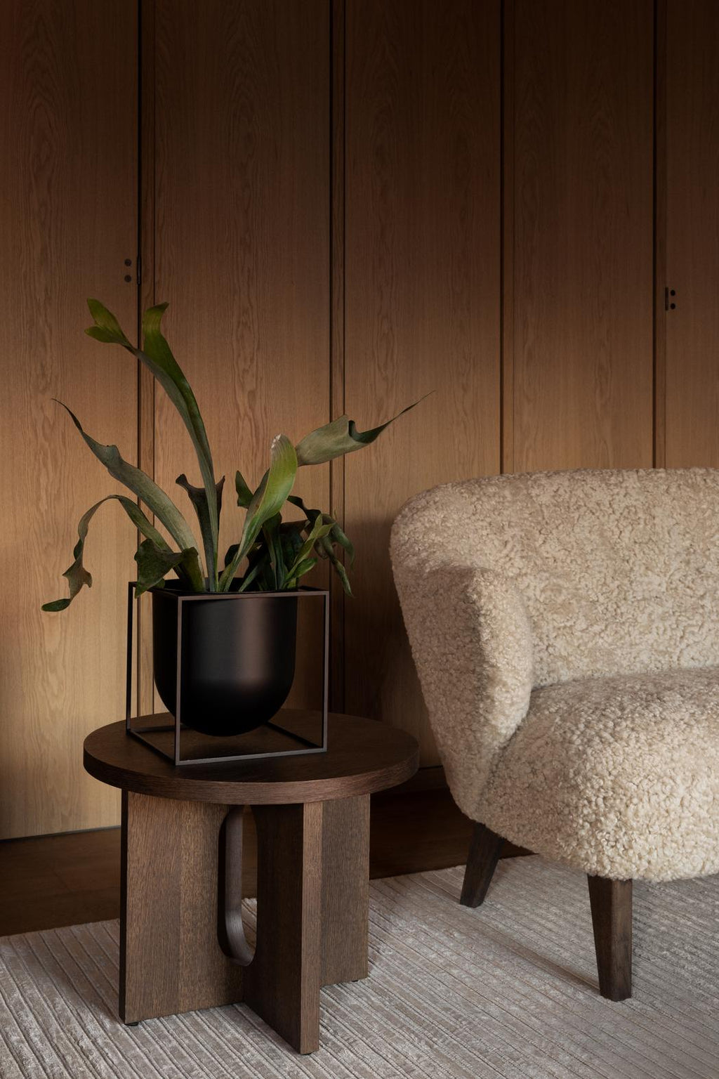 https://a.1stdibscdn.com/flemming-lassen-ingeborg-sofa-sheepskin-sahara-dark-stained-oak-for-audo-for-sale-picture-6/f_104122/f_447569321745599538854/Flemming_Lassen_Ingeborg_Sofa_Sahara_Sheepskin_for_Audo_5_master.jpg