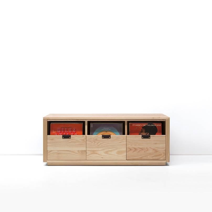 https://a.1stdibscdn.com/dovetail-vinyl-record-storage-cabinet-in-solid-natural-walnut-with-3-drawers-for-sale-picture-3/f_27523/f_158919121566504377653/FlipMasterSQ_0009_3x1_Natural_master.jpg