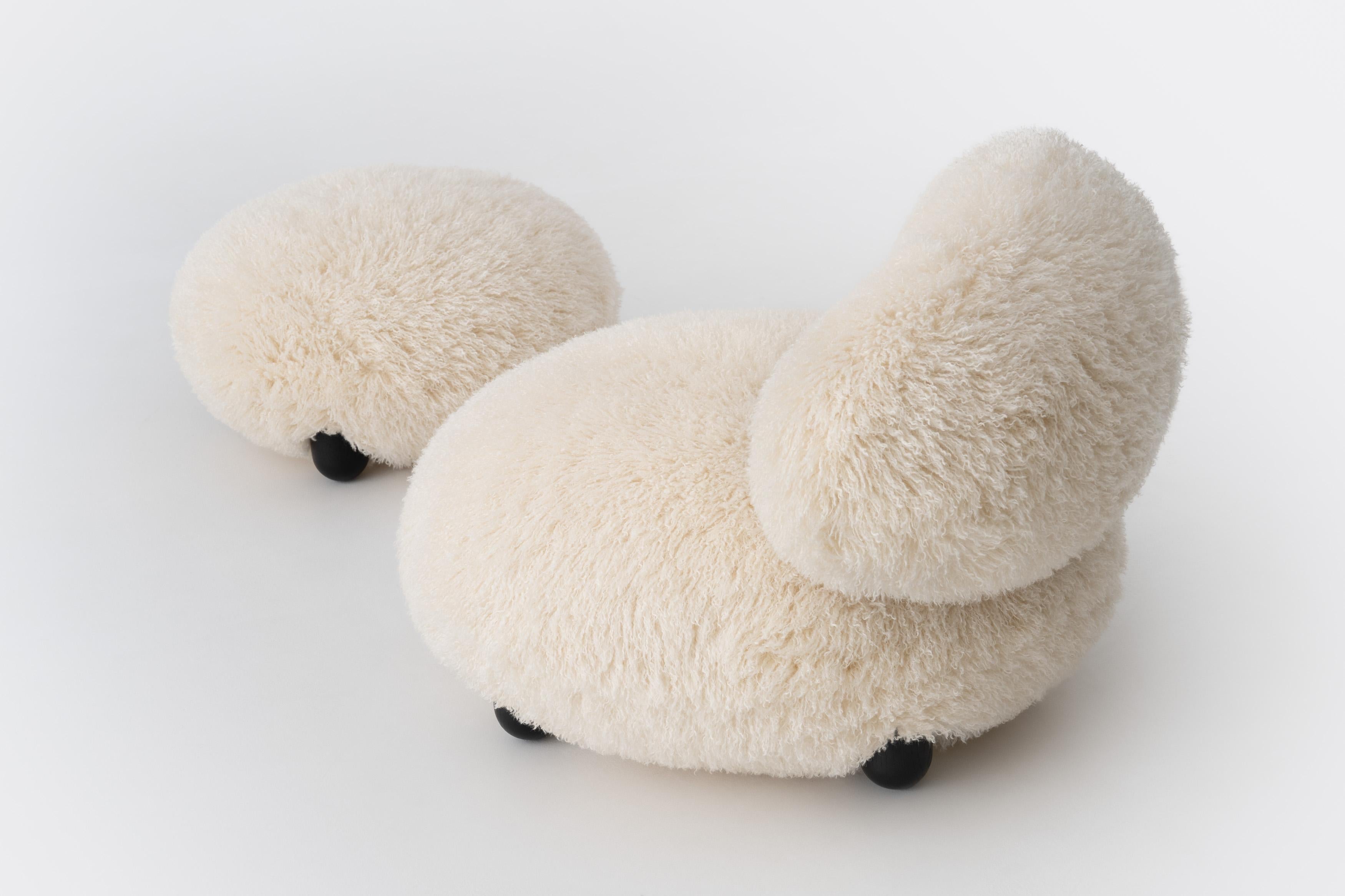 https://a.1stdibscdn.com/modern-flock-lounge-chair-fluffy-edition-in-azur-ivory-faux-fur-by-noom-for-sale-picture-14/f_42321/f_440393021741949744734/Flock_Lounge_Chair_Fluffy_Edition_by_NOOM_12__master.jpg