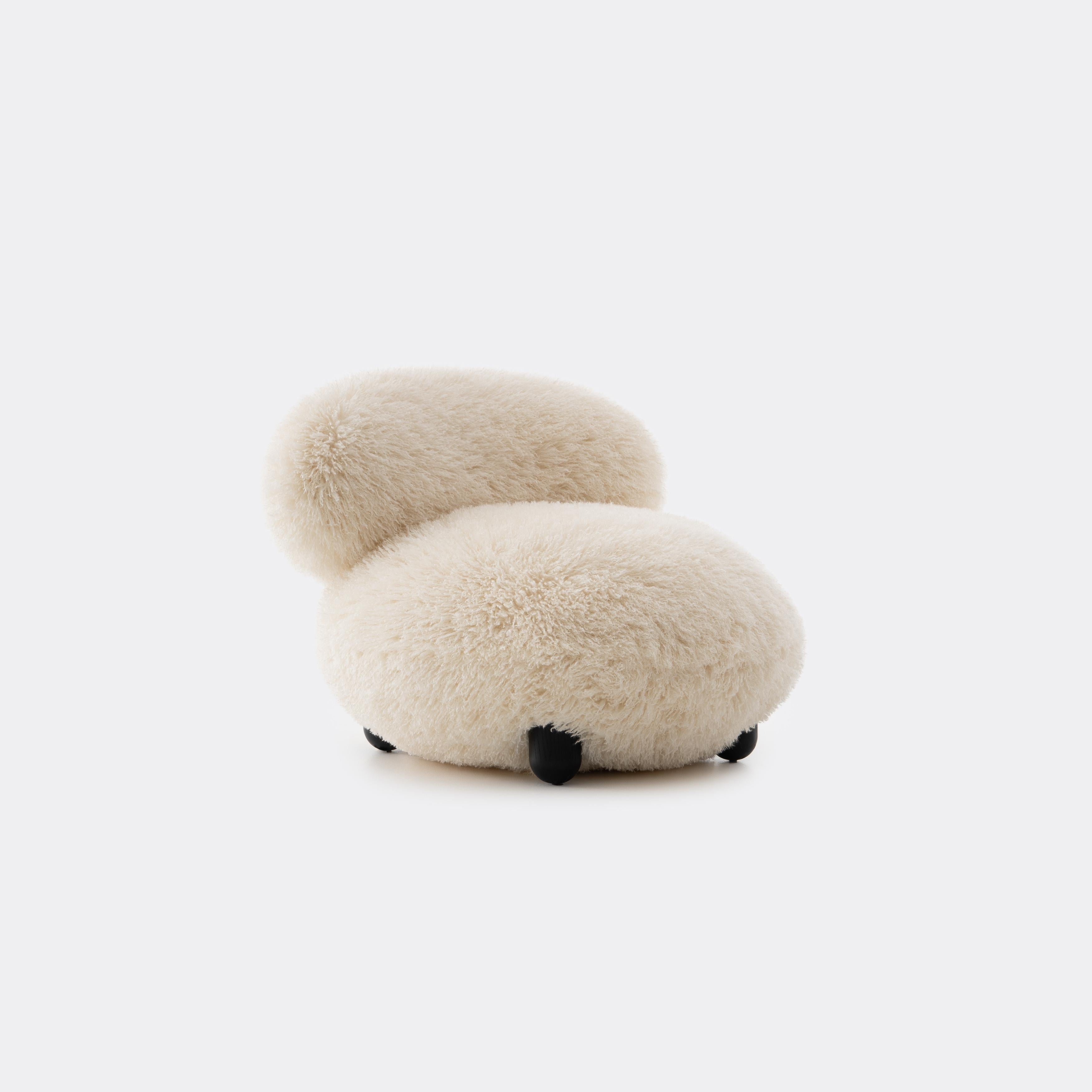 https://a.1stdibscdn.com/modern-flock-lounge-chair-fluffy-edition-in-azur-ivory-faux-fur-by-noom-for-sale-picture-2/f_42321/f_440393021741949742950/Flock_Lounge_Chair_Fluffy_Edition_by_NOOM_2__master.jpg