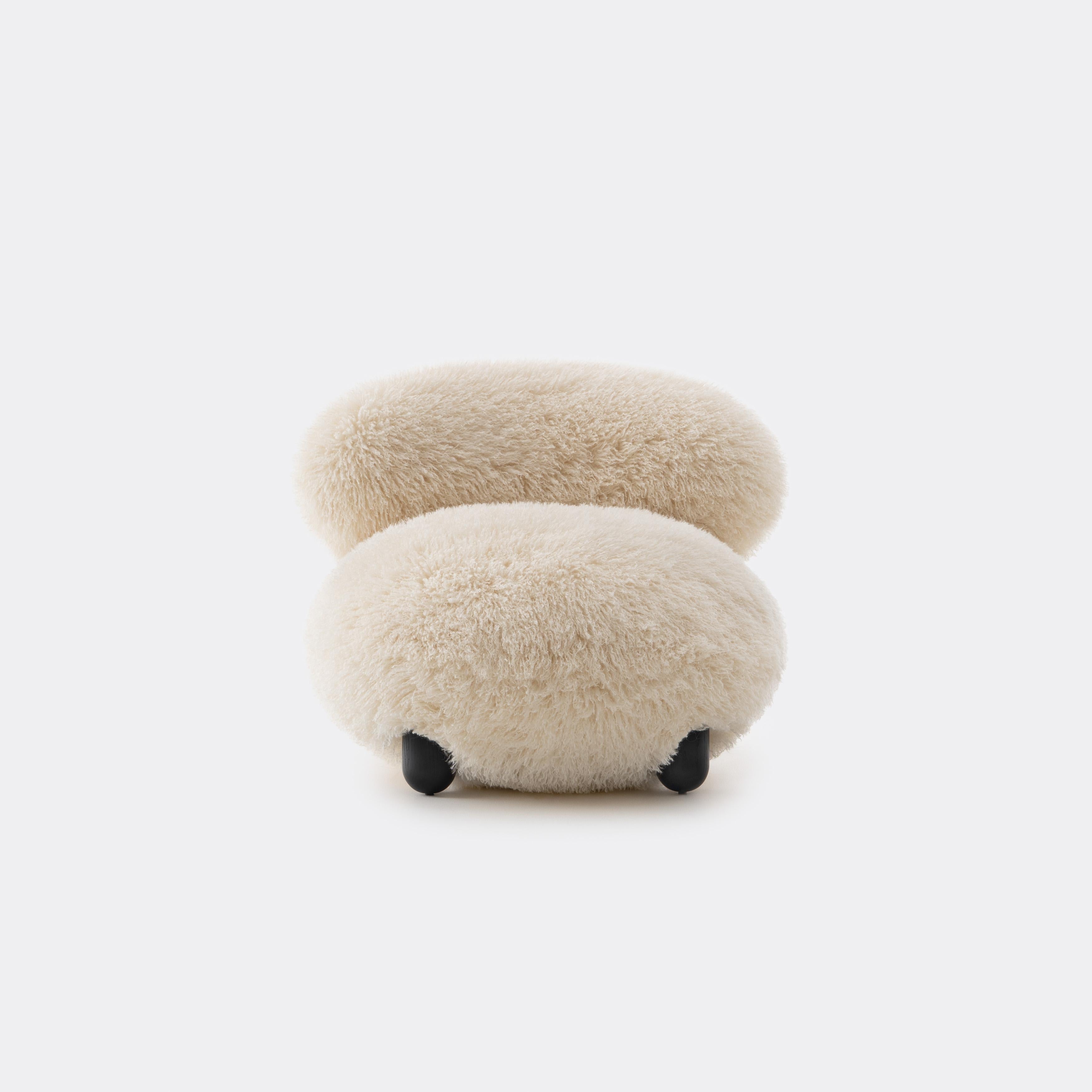 https://a.1stdibscdn.com/modern-flock-lounge-chair-fluffy-edition-in-azur-ivory-faux-fur-by-noom-for-sale-picture-3/f_42321/f_440393021741949742909/Flock_Lounge_Chair_Fluffy_Edition_by_NOOM_4__master.jpg