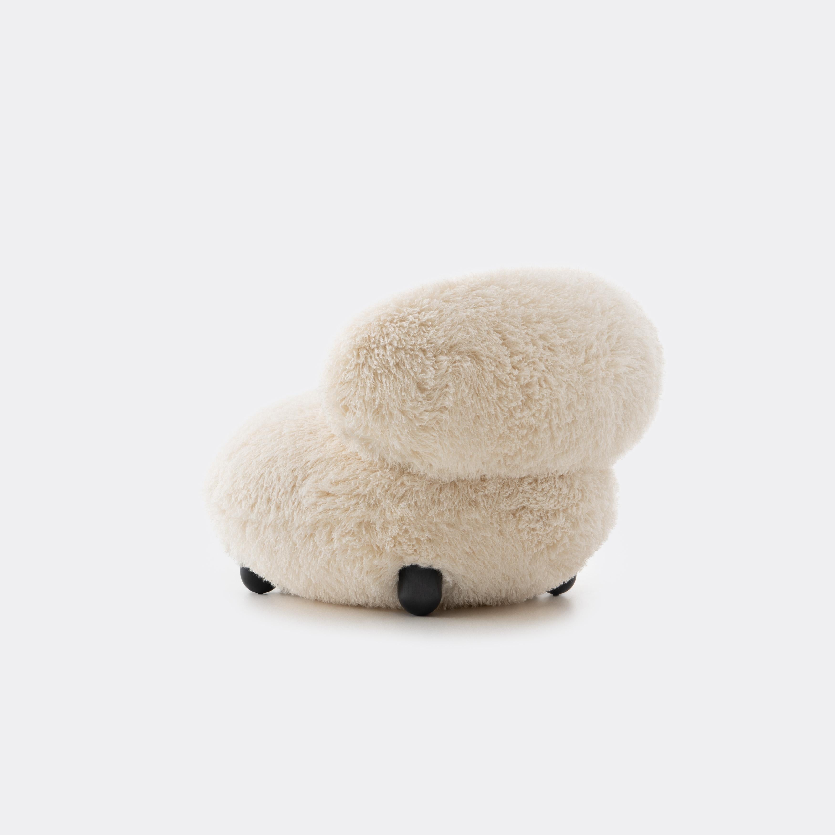 https://a.1stdibscdn.com/modern-flock-lounge-chair-fluffy-edition-in-azur-ivory-faux-fur-by-noom-for-sale-picture-8/f_42321/f_440393021741949742818/Flock_Lounge_Chair_Fluffy_Edition_by_NOOM_7__master.jpg
