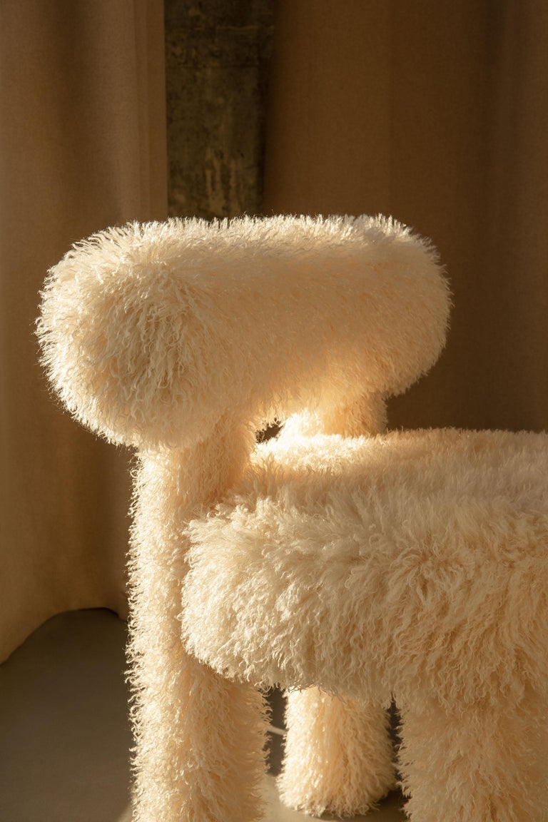 https://a.1stdibscdn.com/modern-dining-chair-gropius-cs1-fluffy-edition-in-misia-azur-faux-fur-by-noom-for-sale-picture-4/f_42321/f_372145021730057493629/Fluffy_Chair_Gropius_CS1_in_Azur_Cotonneux_Faux_Fur_14__master.jpg?width=768