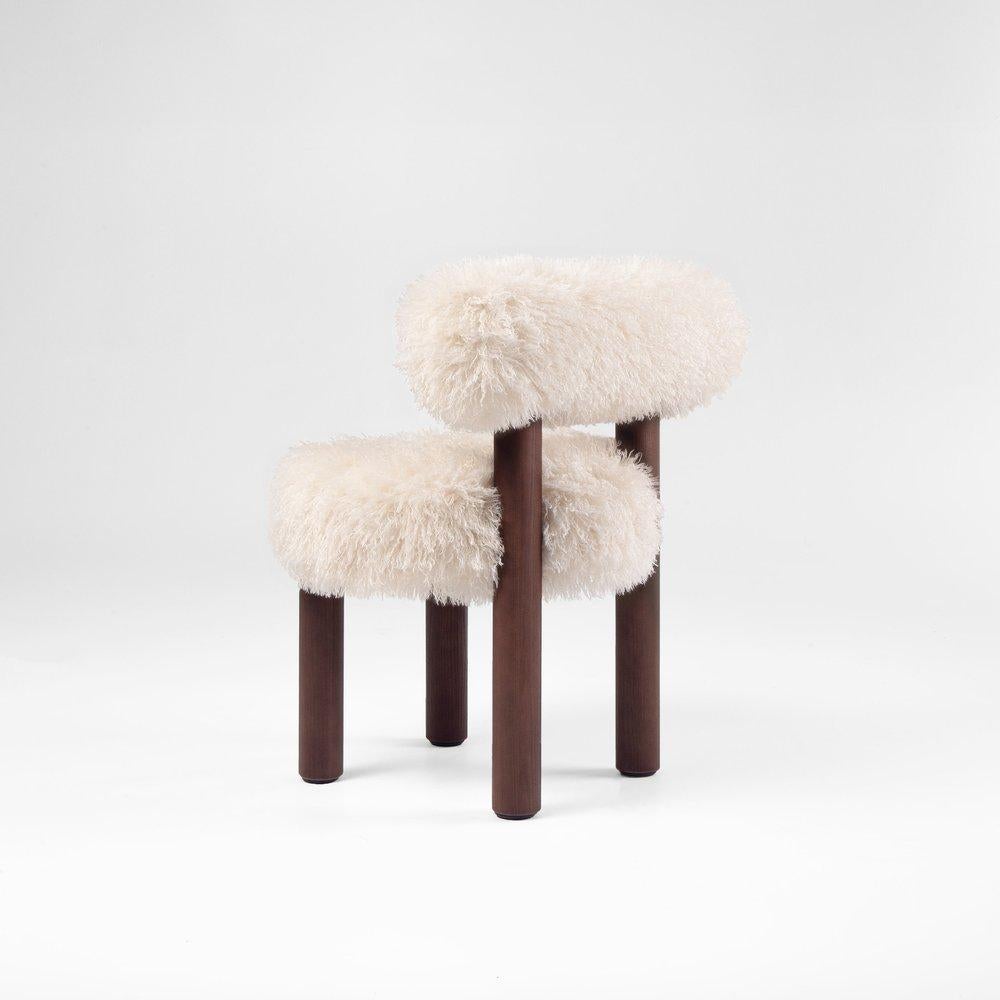 https://a.1stdibscdn.com/contemporary-dining-chair-fluffy-by-noom-gropius-cs2-white-for-sale-picture-6/f_31233/f_387210621709718320413/Fluffy_Chair_Gropius_CS2_in_Azur_Cotonneux_Faux_Fur_3__master.jpeg