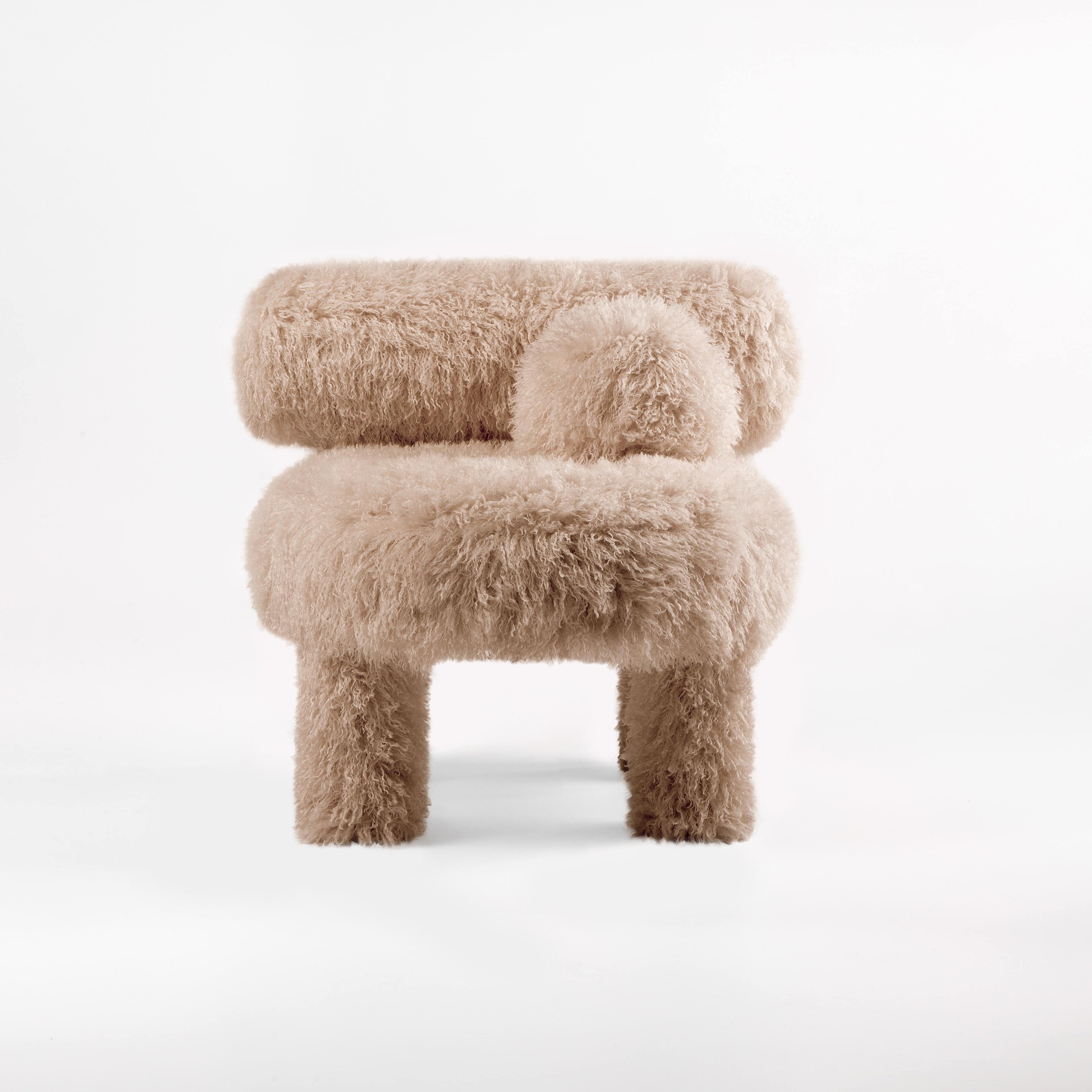 https://a.1stdibscdn.com/modern-low-chair-gropius-cs1-fluffy-in-premium-azur-pink-faux-fur-by-noom-for-sale-picture-5/f_42321/f_424872421732668906412/Fluffy_Low_Chair_Gropius_CS1_in_Azur_Cotonneux_Faux_Fur_04_master.jpg