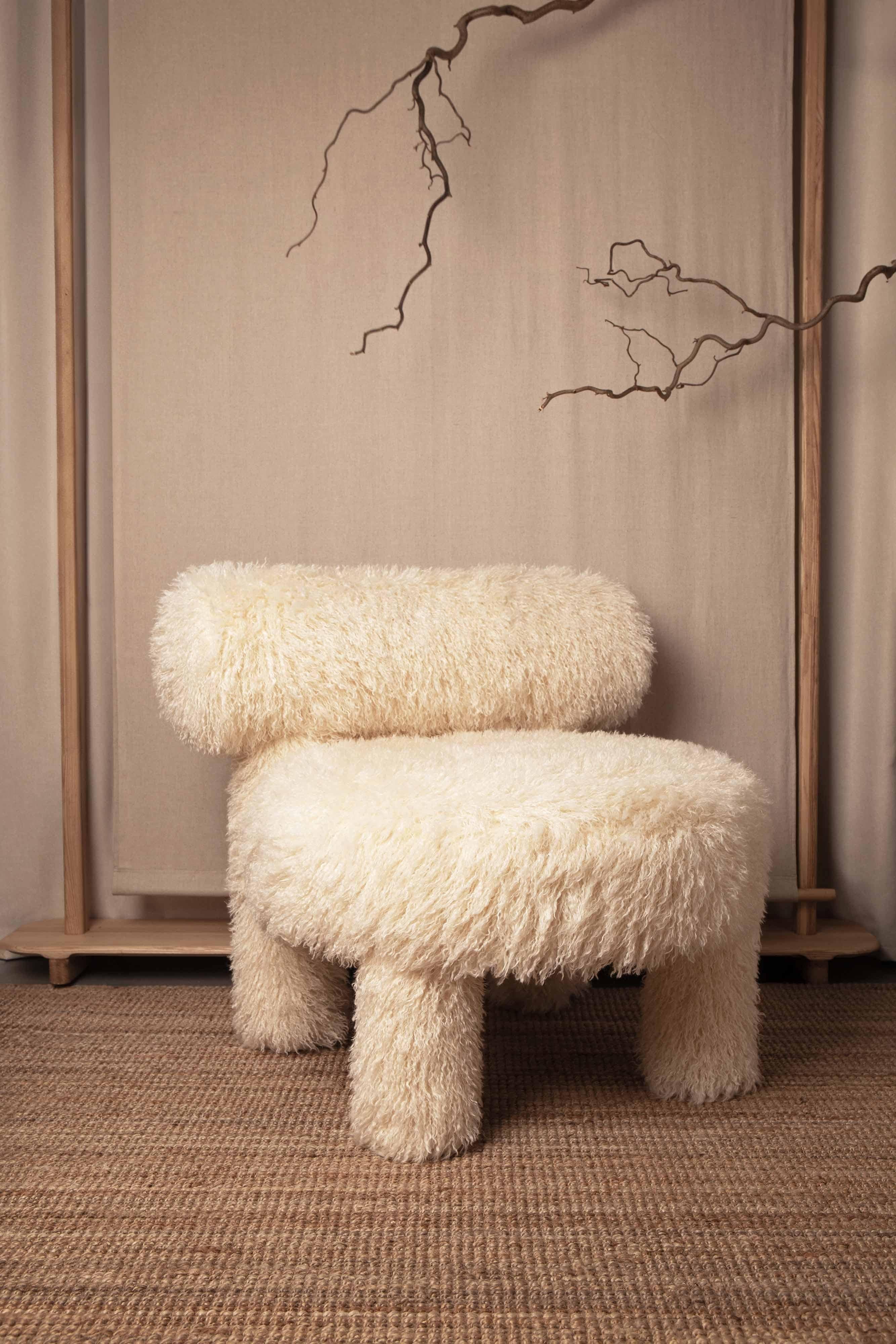 https://a.1stdibscdn.com/modern-low-chair-gropius-cs1-fluffy-in-premium-azur-pink-faux-fur-by-noom-for-sale-picture-8/f_42321/f_424872421732668711813/Fluffy_Low_Chair_Gropius_CS1_in_Azur_Cotonneux_Faux_Fur_9__master.jpg