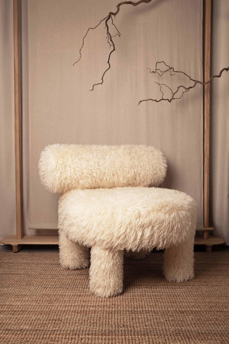 https://a.1stdibscdn.com/modern-low-chair-gropius-cs1-fluffy-in-premium-azur-sand-faux-fur-by-noom-for-sale-picture-2/f_42321/f_430784821736371604325/Fluffy_Low_Chair_Gropius_CS1_in_Azur_Cotonneux_Faux_Fur_9__master.jpg?width=768