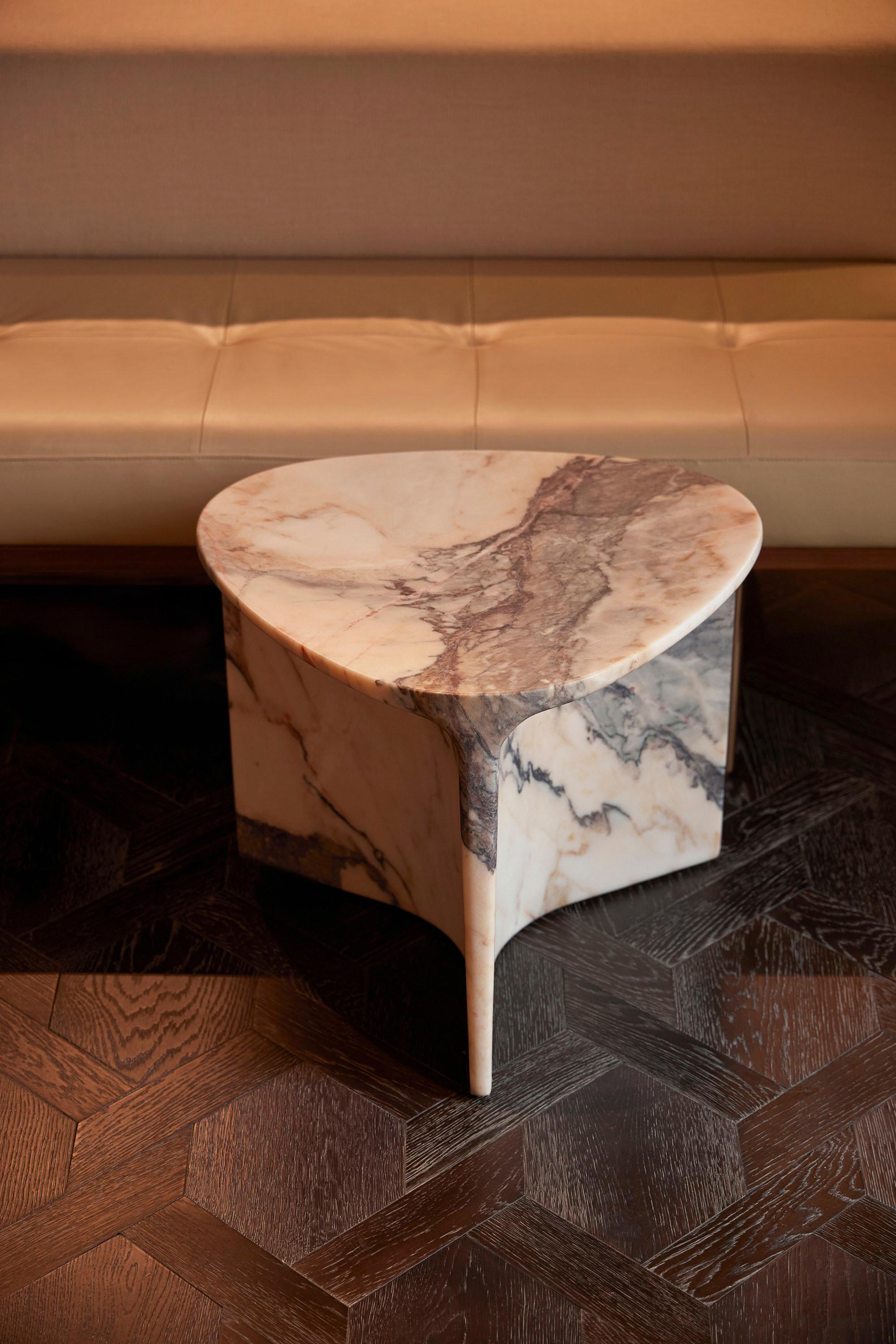 https://a.1stdibscdn.com/carv-occasional-table-in-calacatta-viola-es-by-daniel-fintzi-for-formar-for-sale-picture-5/f_76782/f_390223421711512146084/Formar0626_copy_master.jpg