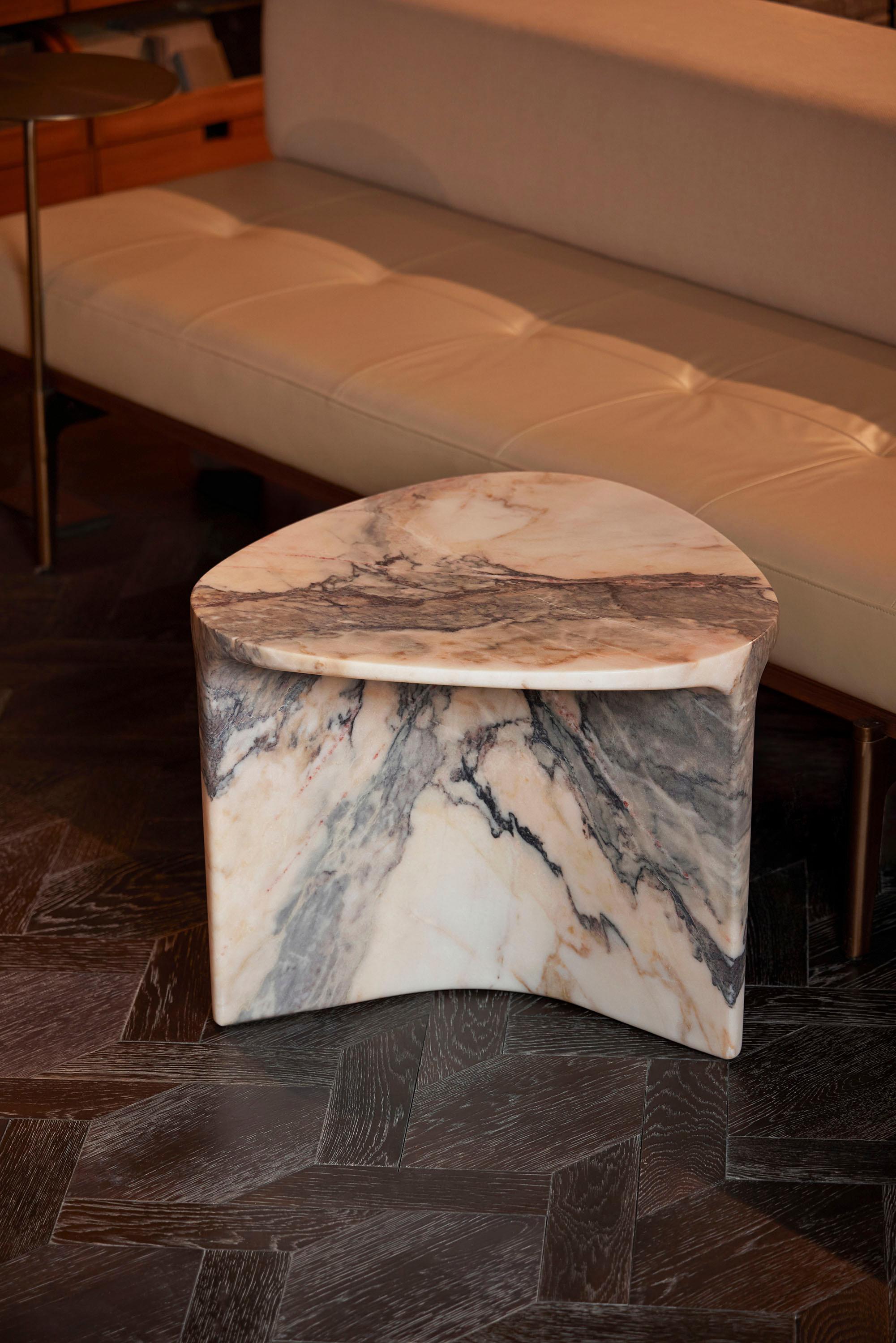 https://a.1stdibscdn.com/carv-occasional-table-in-calacatta-viola-es-by-daniel-fintzi-for-formar-for-sale-picture-6/f_76782/f_390223421711512145147/Formar0629_copy_master.jpg