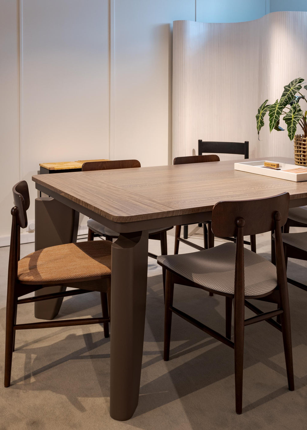 https://a.1stdibscdn.com/maki-dining-table-contemporary-eucalyptus-veneer-table-with-sculptural-lacquer-for-sale-picture-6/f_102612/f_456994721751479325143/_Frame_2145_master.jpg