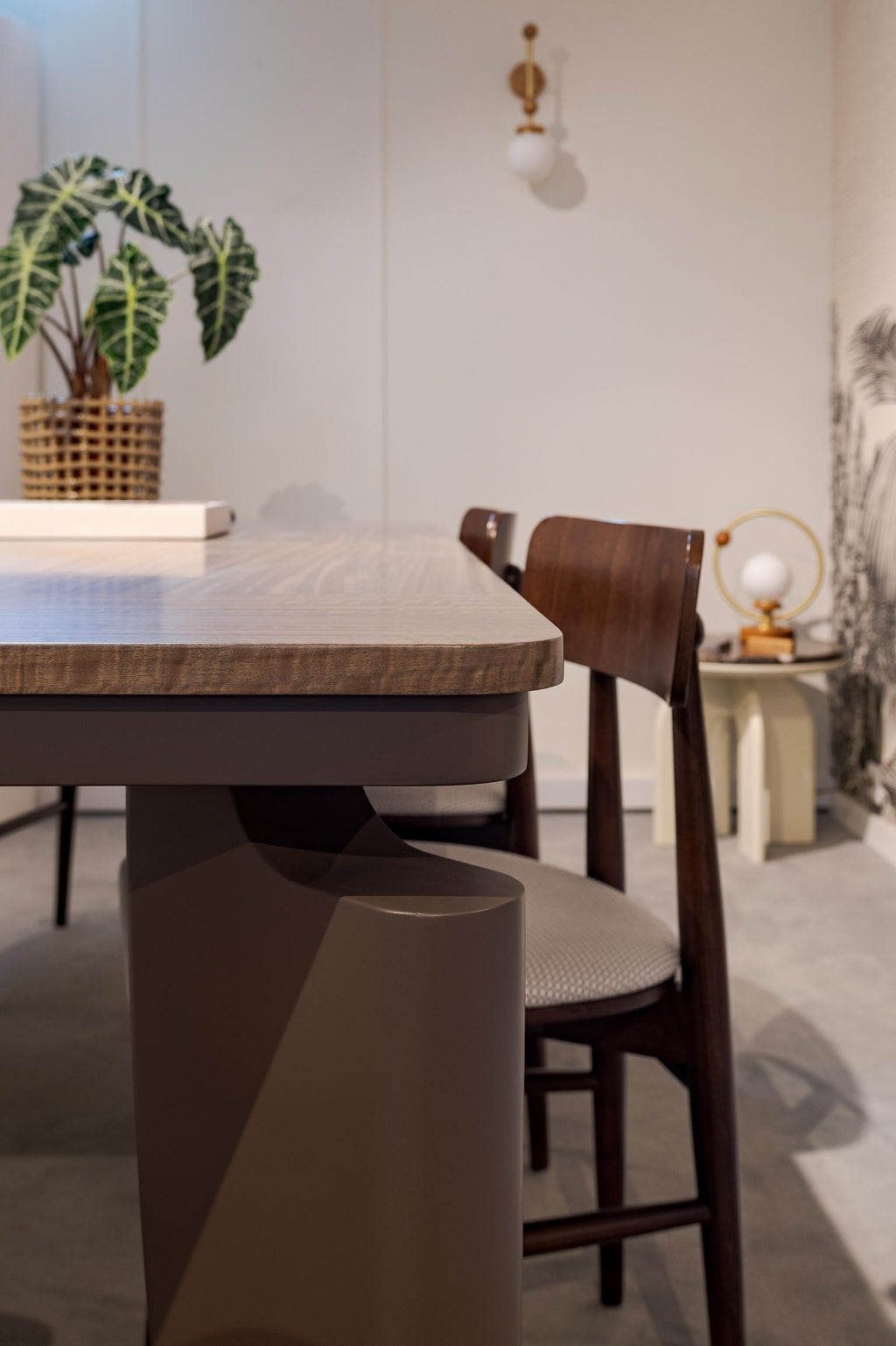 https://a.1stdibscdn.com/maki-dining-table-contemporary-eucalyptus-veneer-table-with-sculptural-lacquer-for-sale-picture-8/f_102612/f_456994721751479325147/_Frame_2152_master.jpg