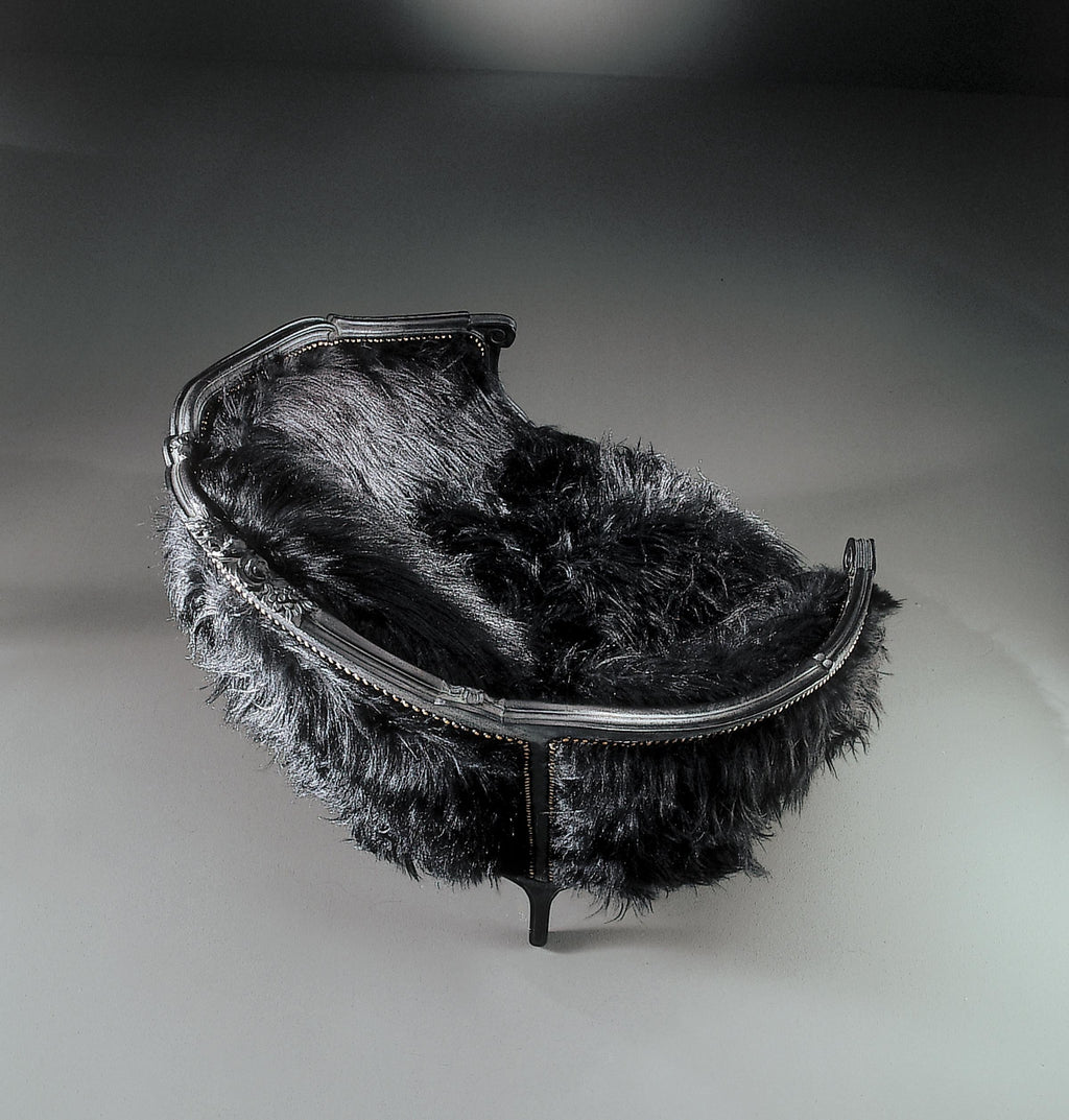 https://a.1stdibscdn.com/queen-kong-lounge-armchair-with-black-eco-fur-covering-for-sale-picture-3/f_46131/f_242731721624627439041/Fratelli_Boffi_Queen_Kong_armchair_design_Fratelli_Boffi_1_master.jpg