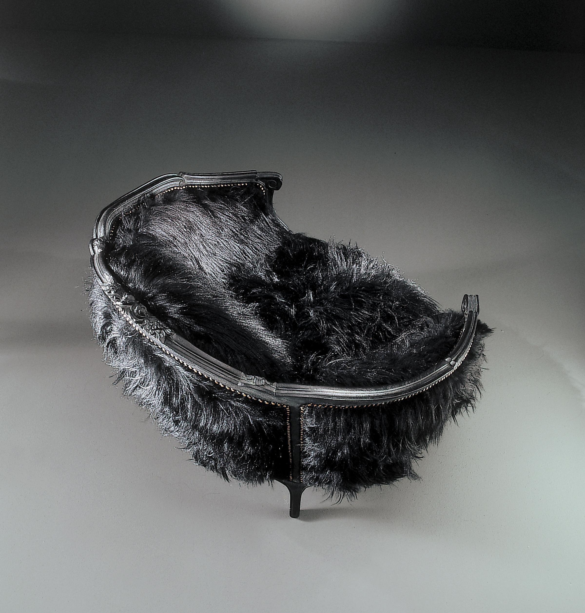 https://a.1stdibscdn.com/queen-kong-lounge-armchair-with-black-eco-fur-covering-for-sale-picture-3/f_46131/f_242731721624627439041/Fratelli_Boffi_Queen_Kong_armchair_design_Fratelli_Boffi_1_master.jpg