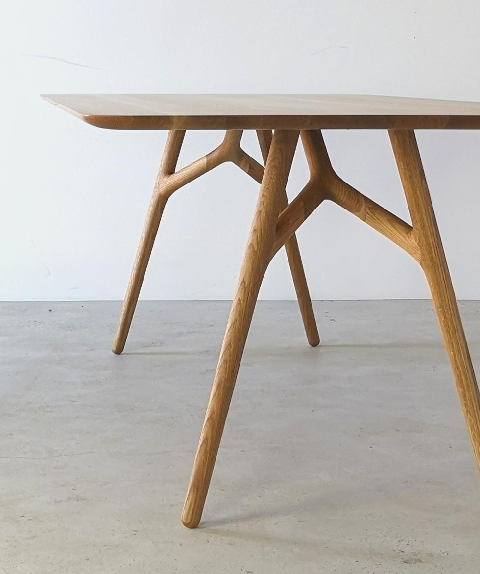 https://a.1stdibscdn.com/furcula-modern-solid-wood-dining-table-by-izm-design-for-sale/f_51211/f_195104521592332721569/Furcula_white_oak_angle_master.jpg
