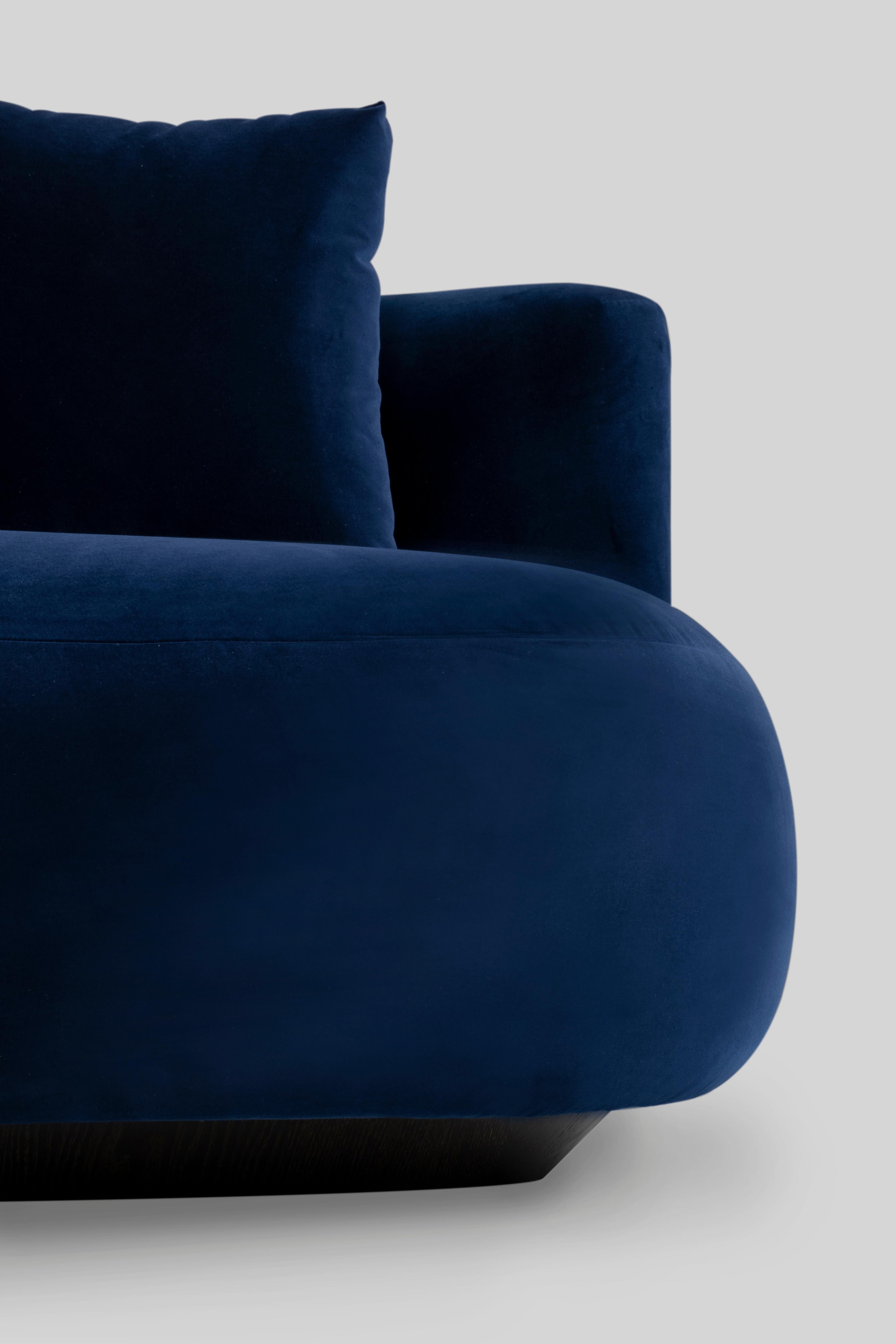 https://a.1stdibscdn.com/21st-century-modern-twins-3-seat-sofa-navy-velvet-handcrafted-by-greenapple-for-sale-picture-4/f_53532/f_287171521652914867257/G703731_5_master.jpg