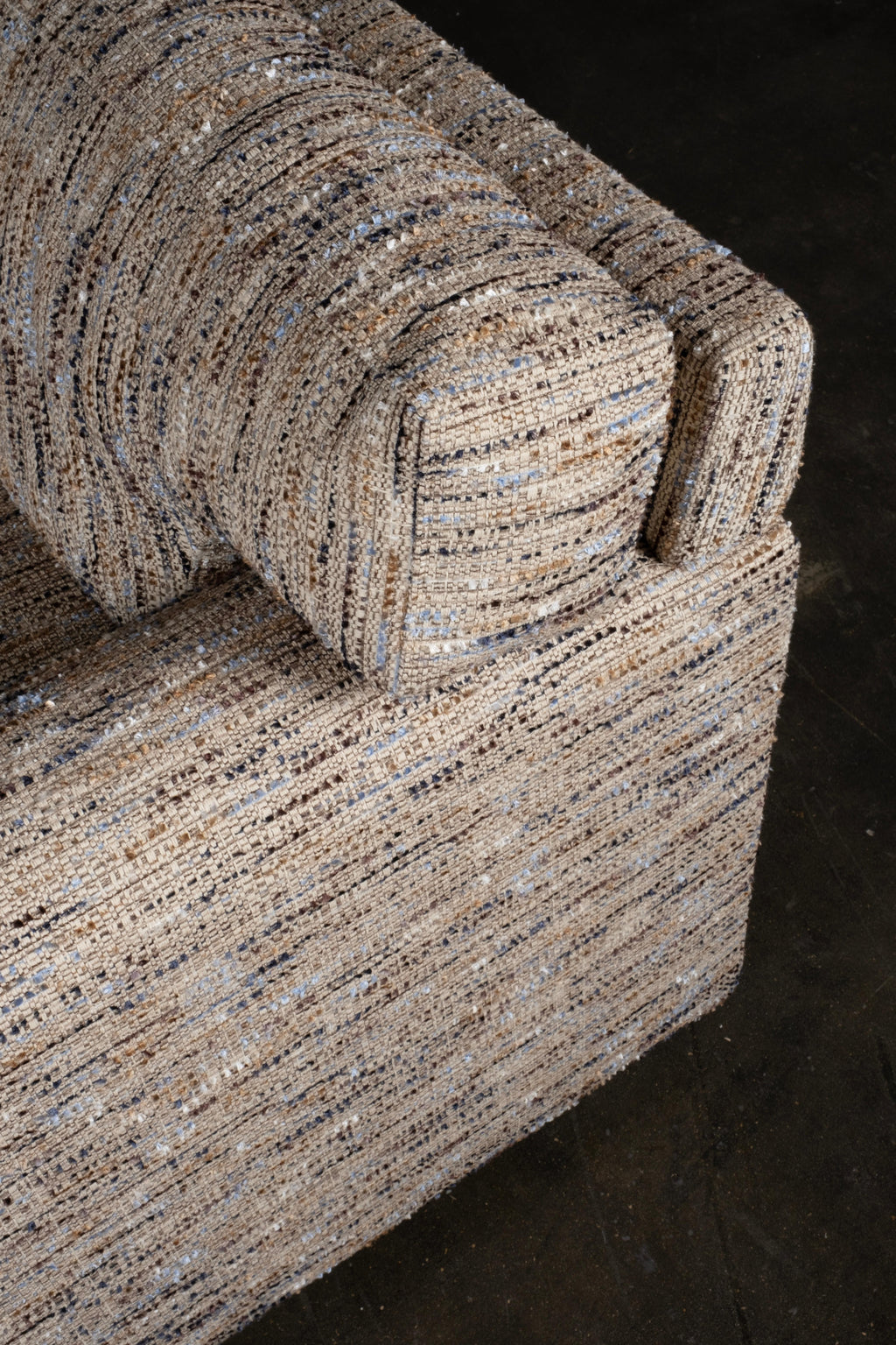 https://a.1stdibscdn.com/mid-century-modern-french-style-sofa-cream-nobilis-fabric-for-sale-picture-5/f_53532/f_462249421754934169760/G704288_4_master.jpg