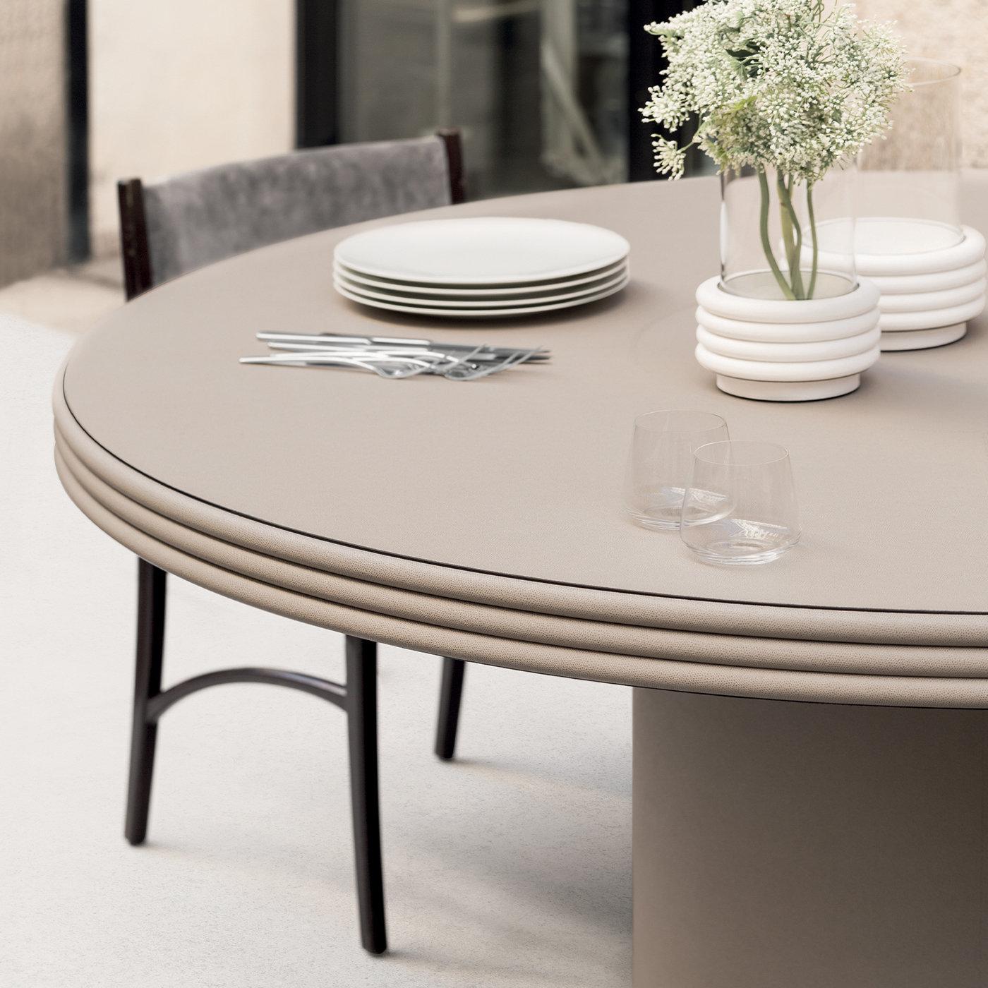 https://a.1stdibscdn.com/round-leather-dining-table-scala-by-stephane-parmentier-for-giobagnara-for-sale-picture-3/f_58132/f_249401621629219804935/GIOBGE_303_A20200313_9_13s5q2d_master.jpeg