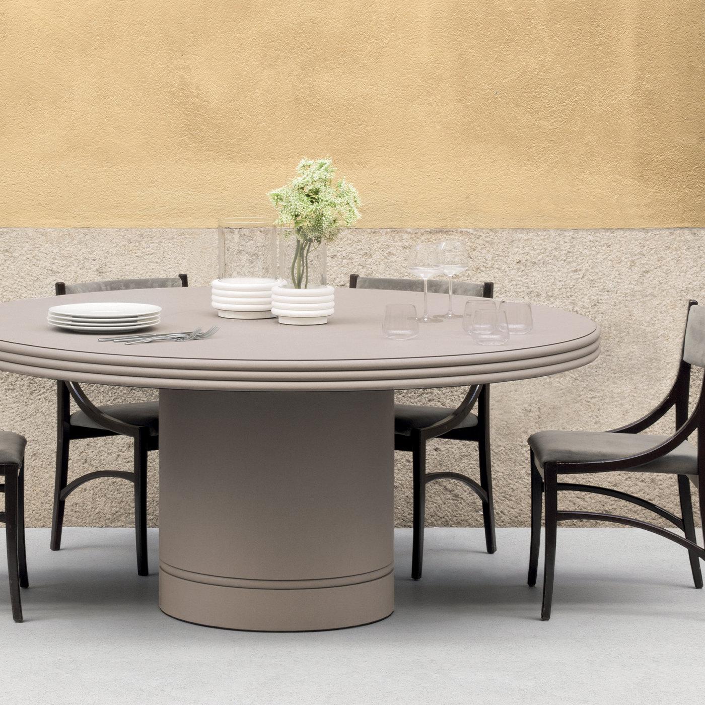 https://a.1stdibscdn.com/round-leather-dining-table-scala-by-stephane-parmentier-for-giobagnara-for-sale-picture-2/f_58132/f_249401621629219805467/GIOBGE_303_B20200313_9_1ezylq7_master.jpeg