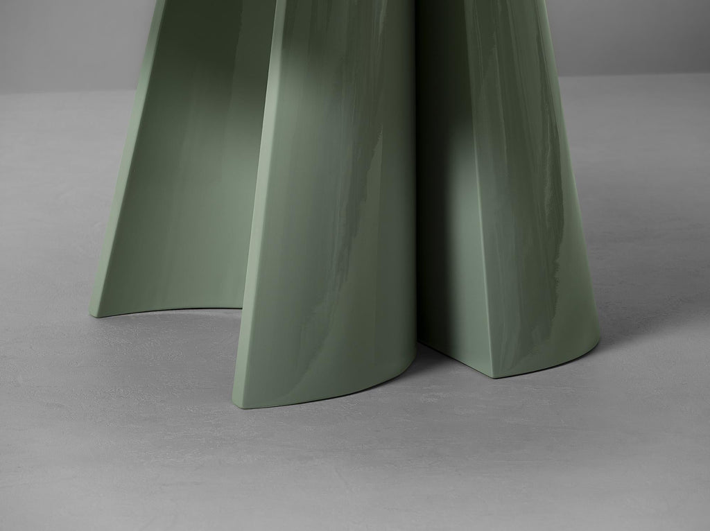 https://a.1stdibscdn.com/got-round-dining-table-for-sale-picture-3/f_107502/f_495324721775317126190/GOT_DINING_TABLE_ROUND_highgloss_sea_Salt_5__master.jpg