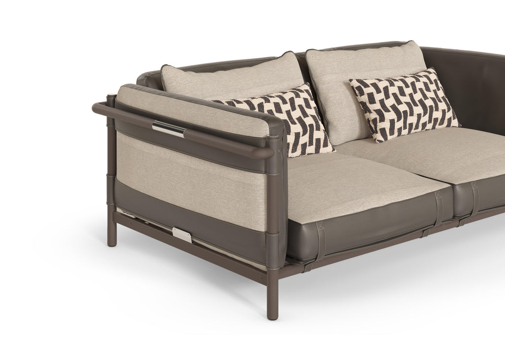 https://a.1stdibscdn.com/outdoor-sofa-with-stainless-stell-structure-and-waterproof-fabrics-for-sale-picture-6/f_56702/f_475827121773764480013/GRAPHITE_DETAIL_Post_master.jpg