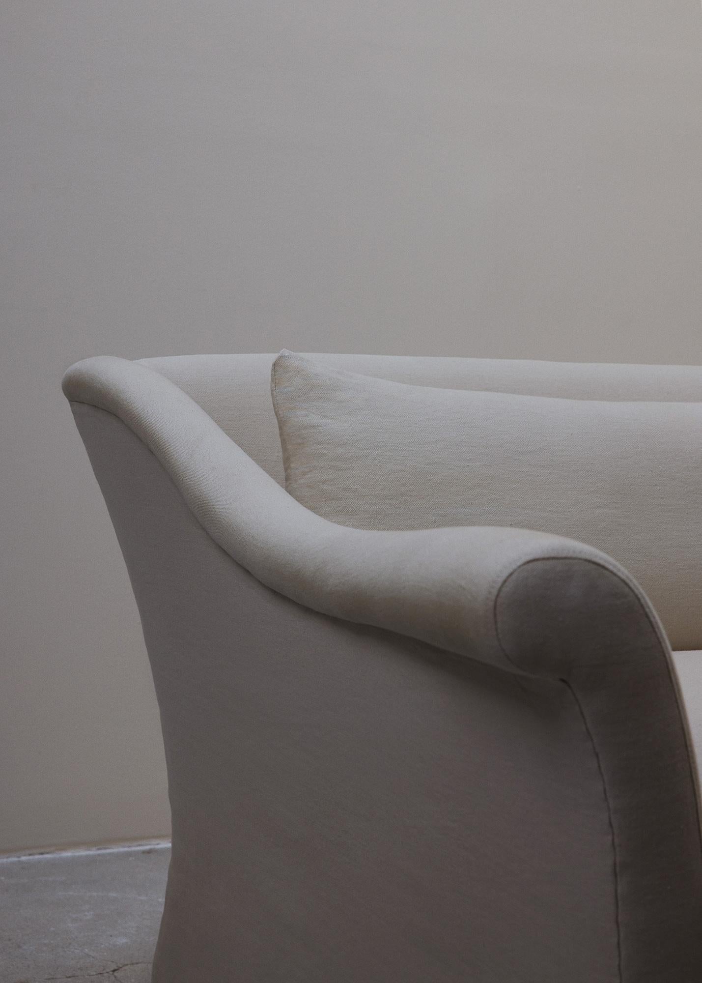 https://a.1stdibscdn.com/002-classic-sofa-9ft-for-sale-picture-4/f_102362/f_437386621740094638841/GS_Classic_13_master.jpg