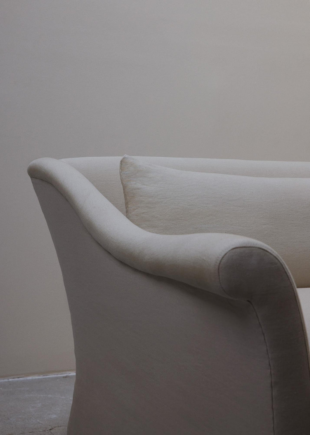 https://a.1stdibscdn.com/002-classic-sofa-8ft-for-sale-picture-4/f_102362/f_434056421738278450868/GS_Classic_13_master.jpg