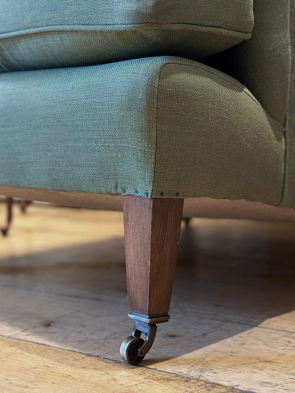 https://a.1stdibscdn.com/susan-osbourne-a-pair-of-gainsborough-armchair-in-green-linen-howard-style-for-sale-picture-10/f_107472/f_484673021769181893947/Gainsborough_Chair_Leg_master.jpg