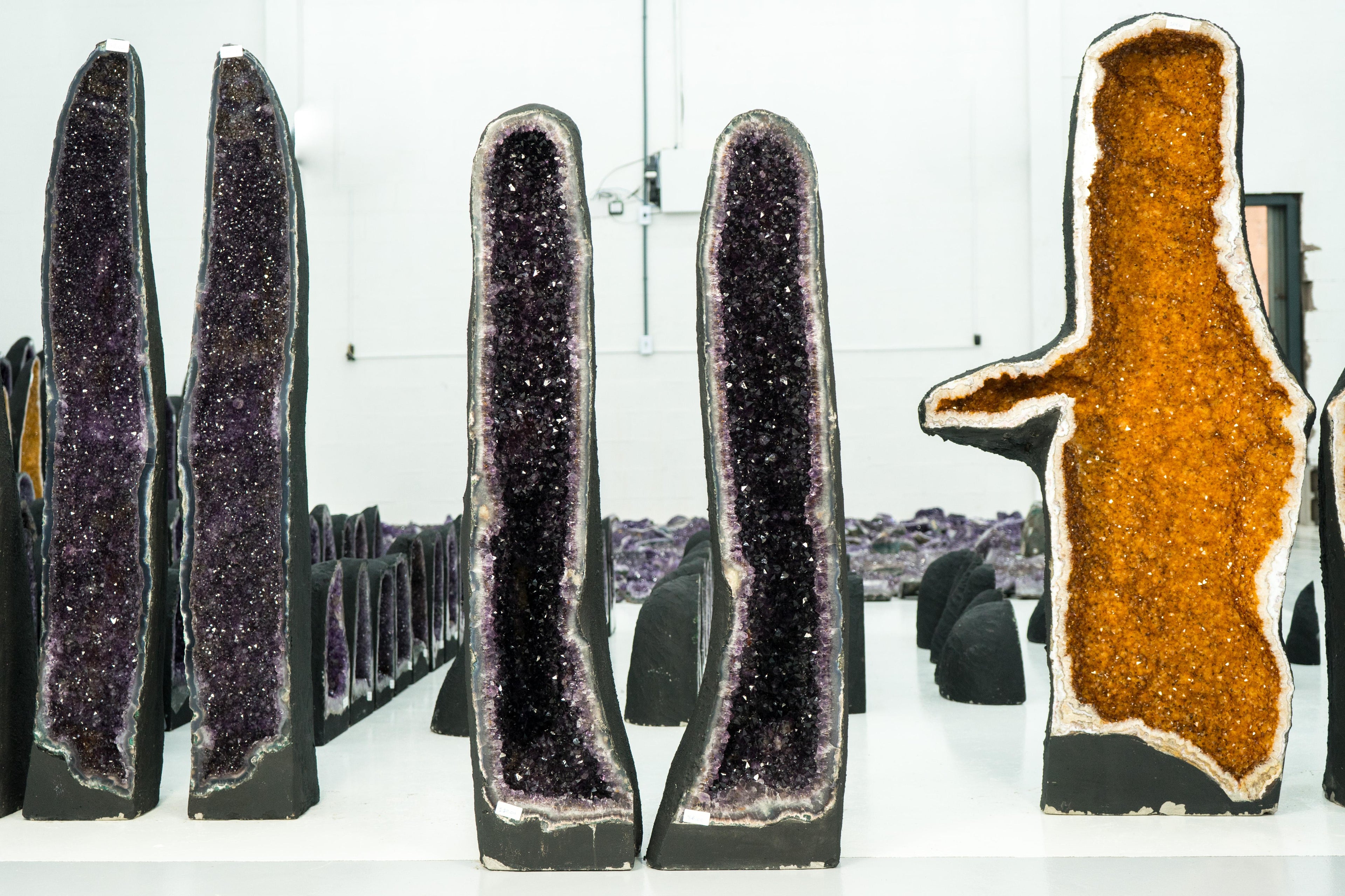 https://a.1stdibscdn.com/pair-of-tall-amethyst-geodes-with-high-grade-deep-purple-amethyst-druzy-for-sale-picture-2/f_85162/f_386418021709223360947/Geodo_Alto_Ametista_MOL024_179_master.jpg