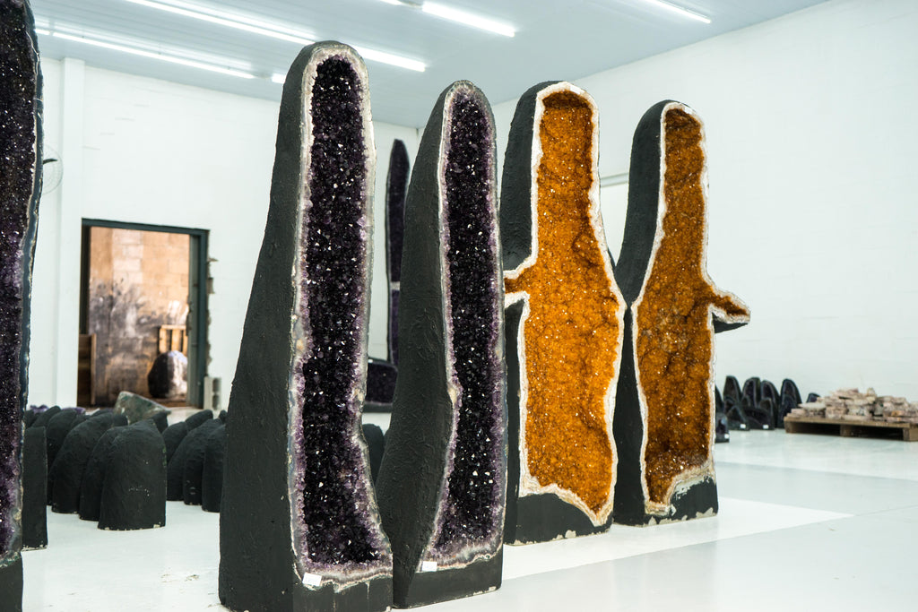 https://a.1stdibscdn.com/pair-of-tall-amethyst-geodes-with-high-grade-deep-purple-amethyst-druzy-for-sale-picture-4/f_85162/f_386418021709223361374/Geodo_Alto_Ametista_MOL024_181_master.jpg