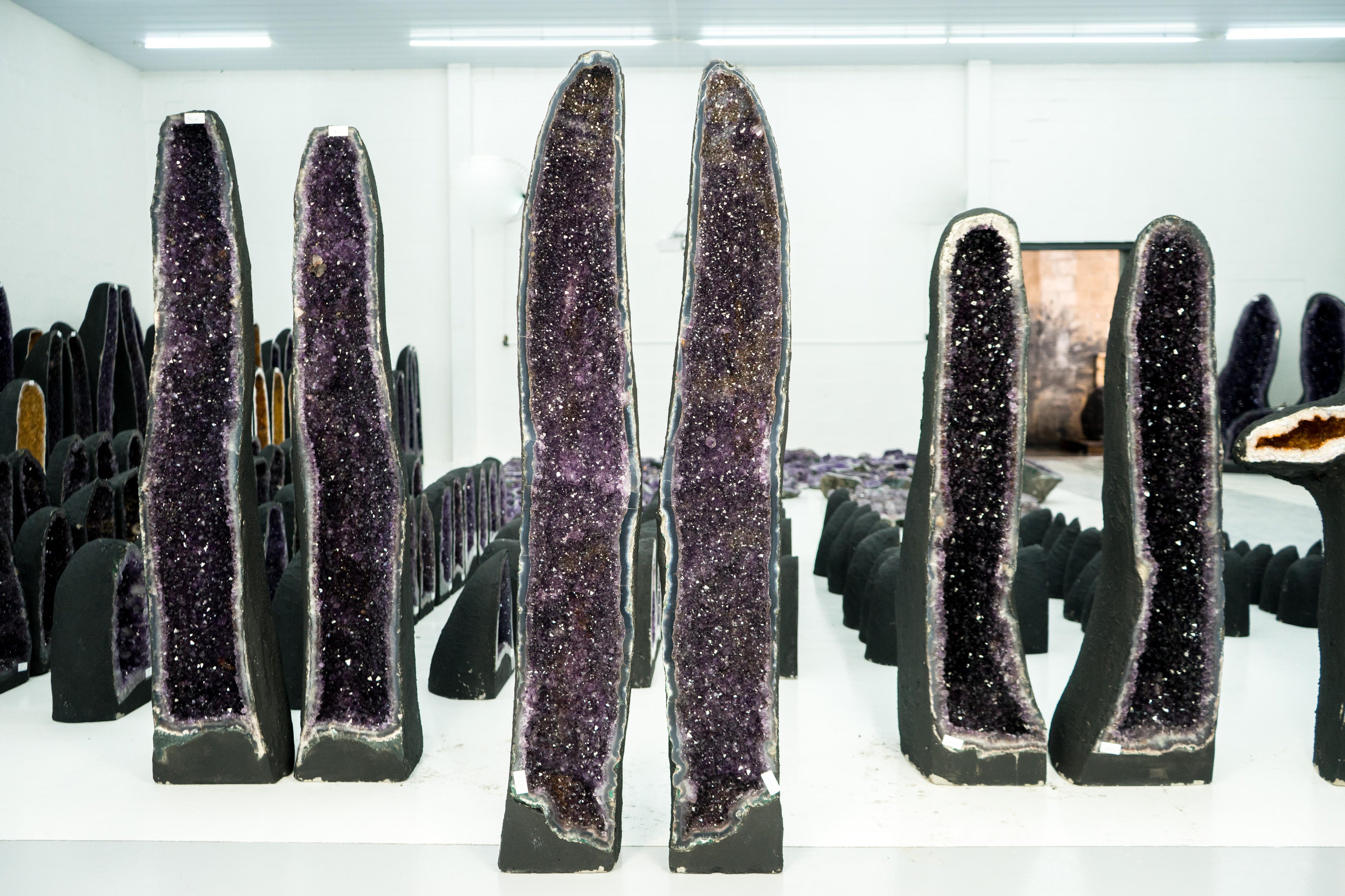 https://a.1stdibscdn.com/pair-of-straight-x-tall-amethyst-geodes-with-sparkly-purple-amethyst-and-agate-for-sale-picture-10/f_85162/f_386443621709230450011/Geodo_Alto_Ametista_MOL026_198_master.jpg