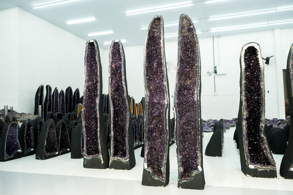 https://a.1stdibscdn.com/pair-of-straight-x-tall-amethyst-geodes-with-sparkly-purple-amethyst-and-agate-for-sale-picture-9/f_85162/f_386443621709230450234/Geodo_Alto_Ametista_MOL026_199_master.jpg