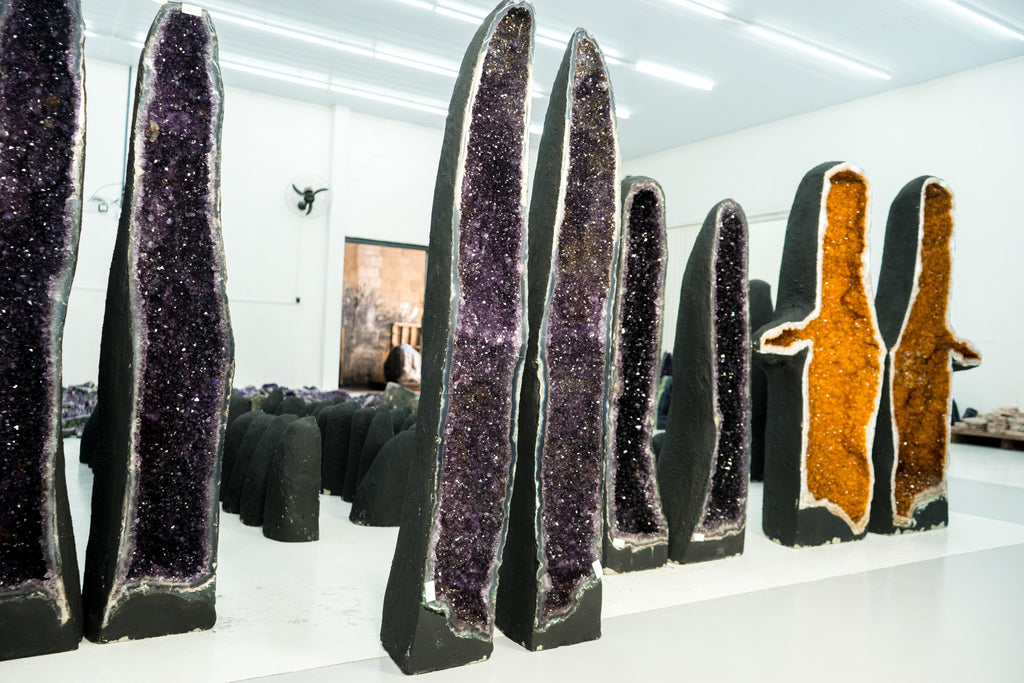 https://a.1stdibscdn.com/pair-of-straight-x-tall-amethyst-geodes-with-sparkly-purple-amethyst-and-agate-for-sale-picture-8/f_85162/f_386443621709230450232/Geodo_Alto_Ametista_MOL026_200_master.jpg