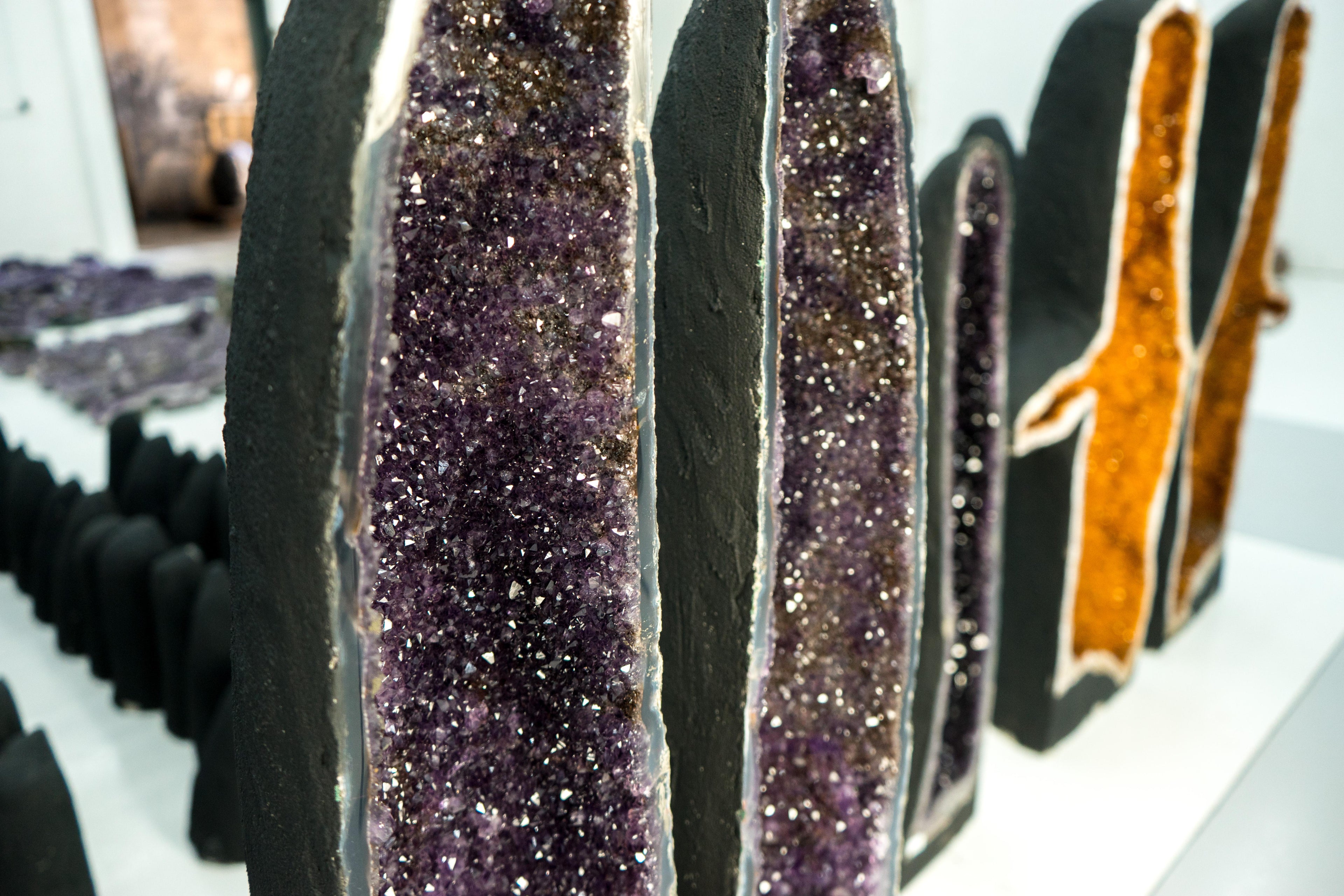https://a.1stdibscdn.com/pair-of-straight-x-tall-amethyst-geodes-with-sparkly-purple-amethyst-and-agate-for-sale-picture-7/f_85162/f_386443621709230446155/Geodo_Alto_Ametista_MOL026_201_master.jpg