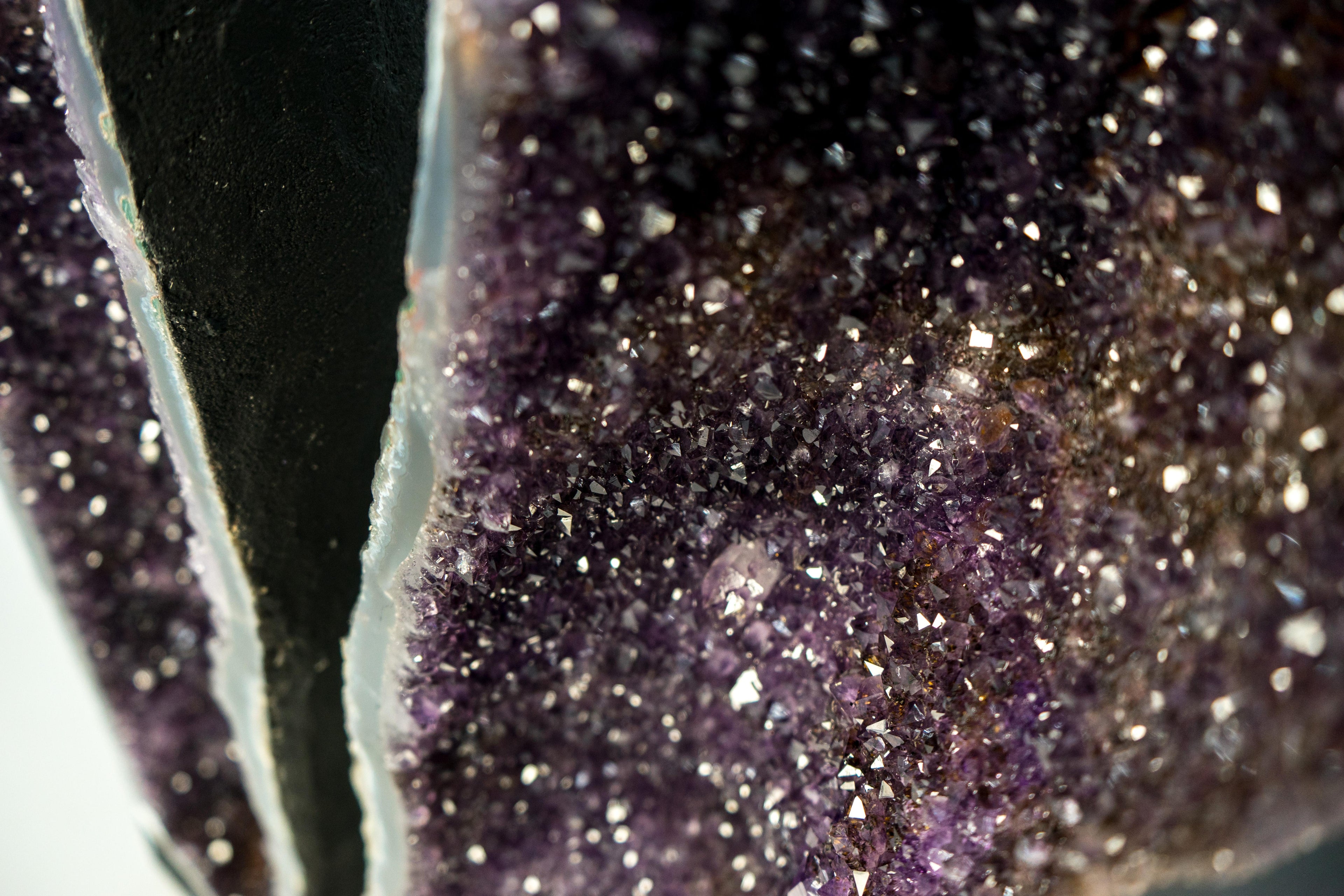 https://a.1stdibscdn.com/pair-of-straight-x-tall-amethyst-geodes-with-sparkly-purple-amethyst-and-agate-for-sale-picture-6/f_85162/f_386443621709230446245/Geodo_Alto_Ametista_MOL026_202_master.jpg